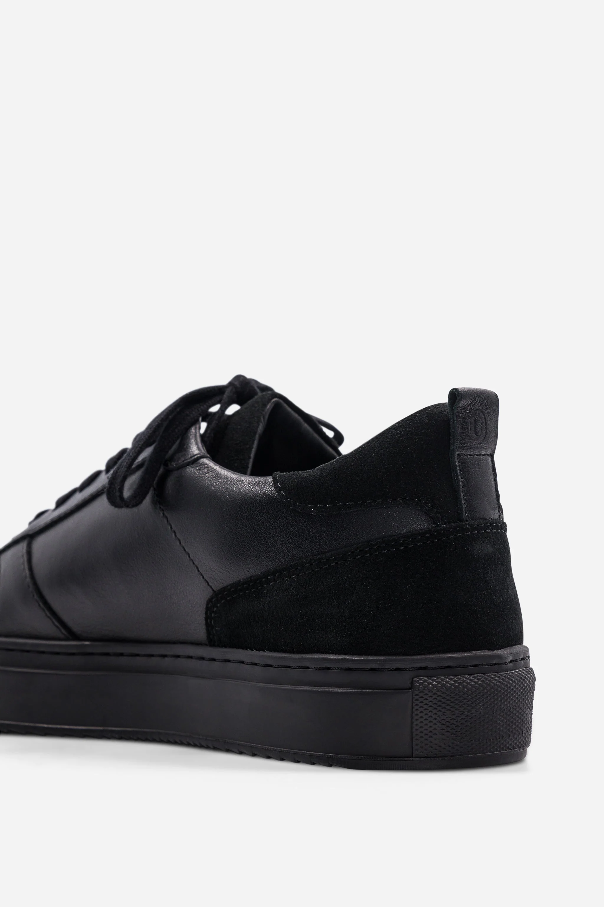 B0 - Full Black - Image 3