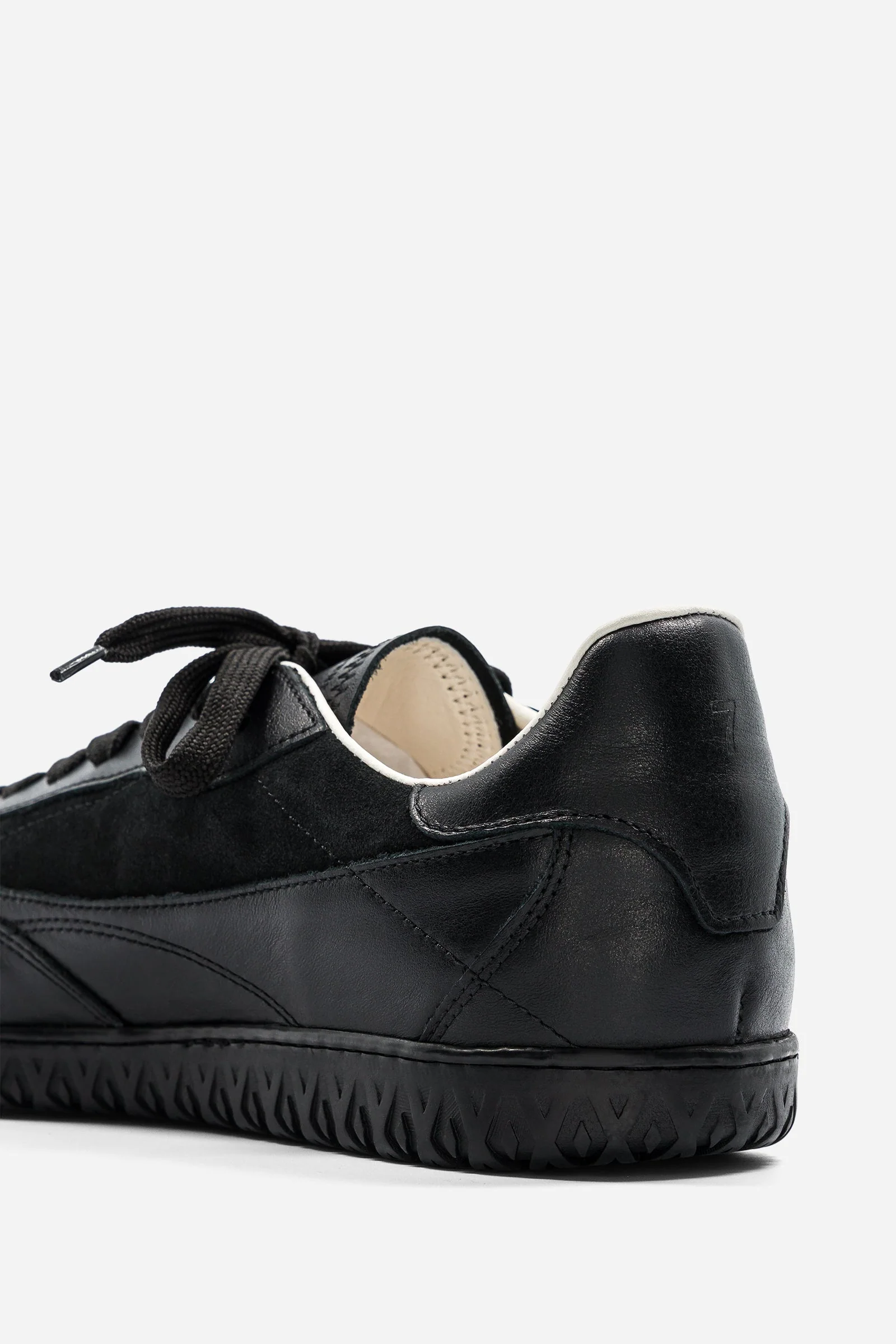 B7 - Monochrome Black - Image 3