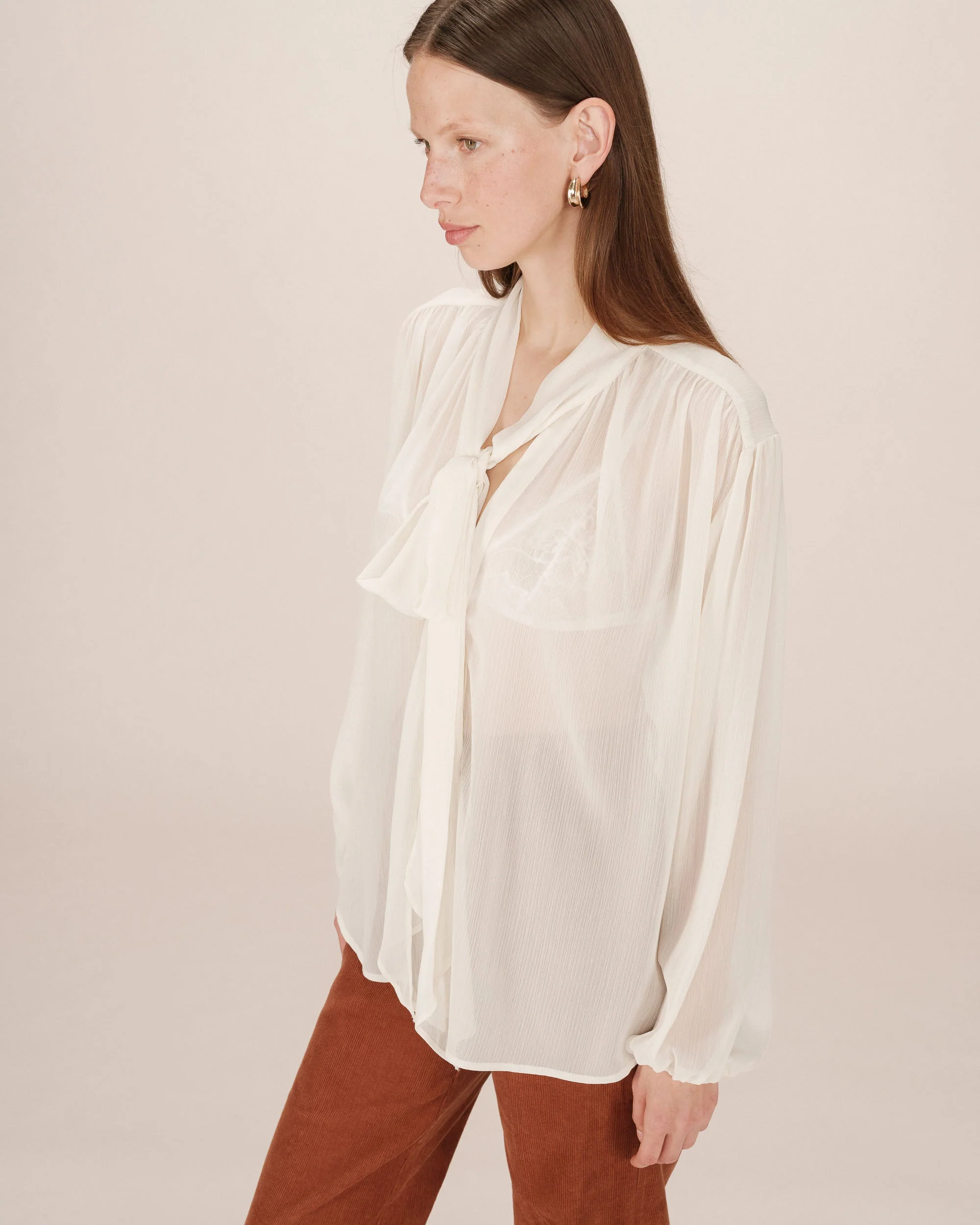 Blouse Col Lavallière Ecru Splendide - Image 4