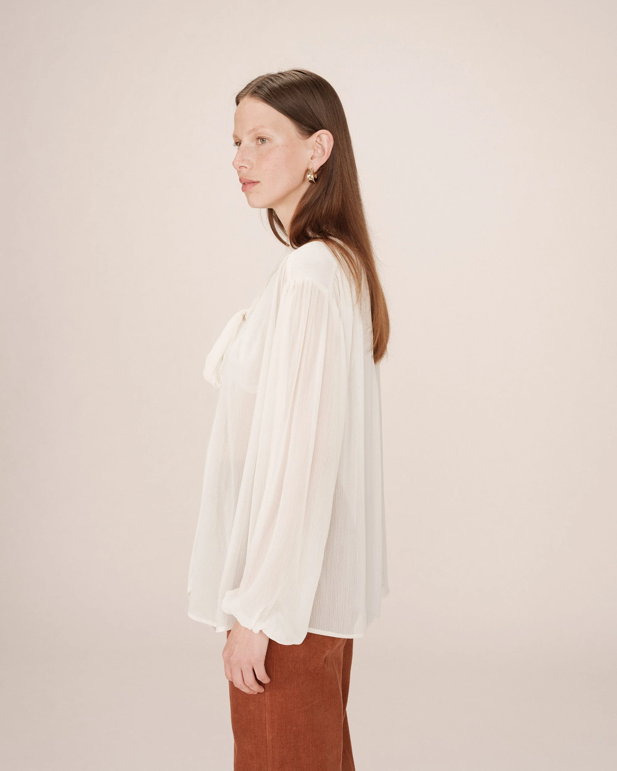 Blouse Col Lavallière Ecru Splendide - Image 5