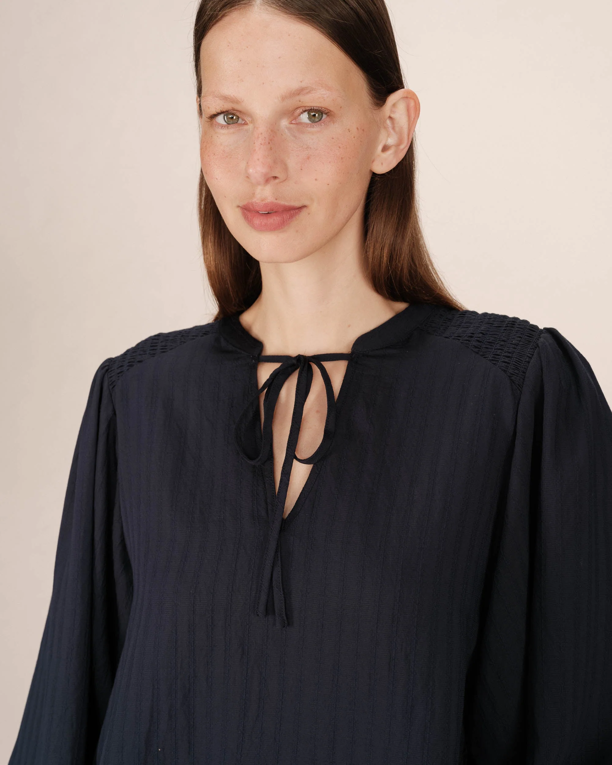 Blouse Col Noué Marine Serinda - Image 4