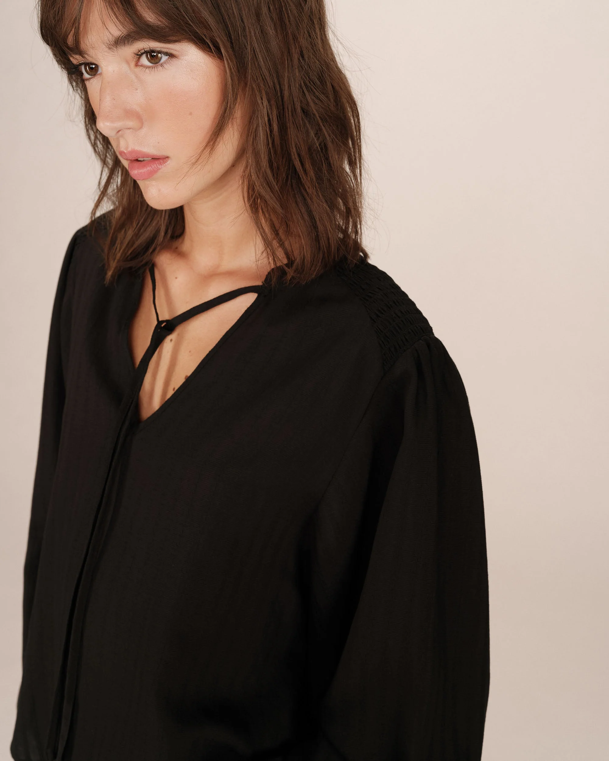 Blouse Col Noué Noir Serinda - Image 2