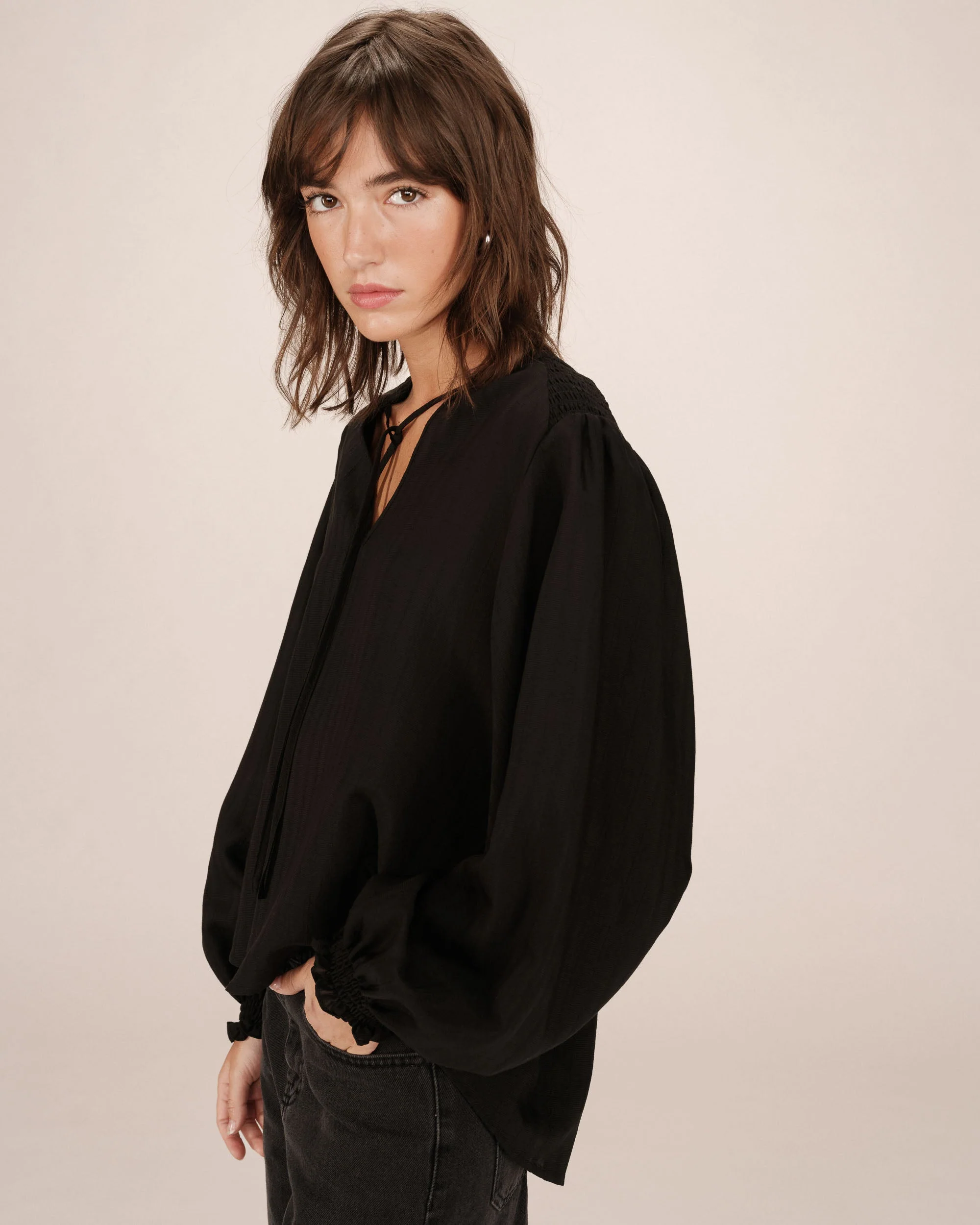 Blouse Col Noué Noir Serinda - Image 4
