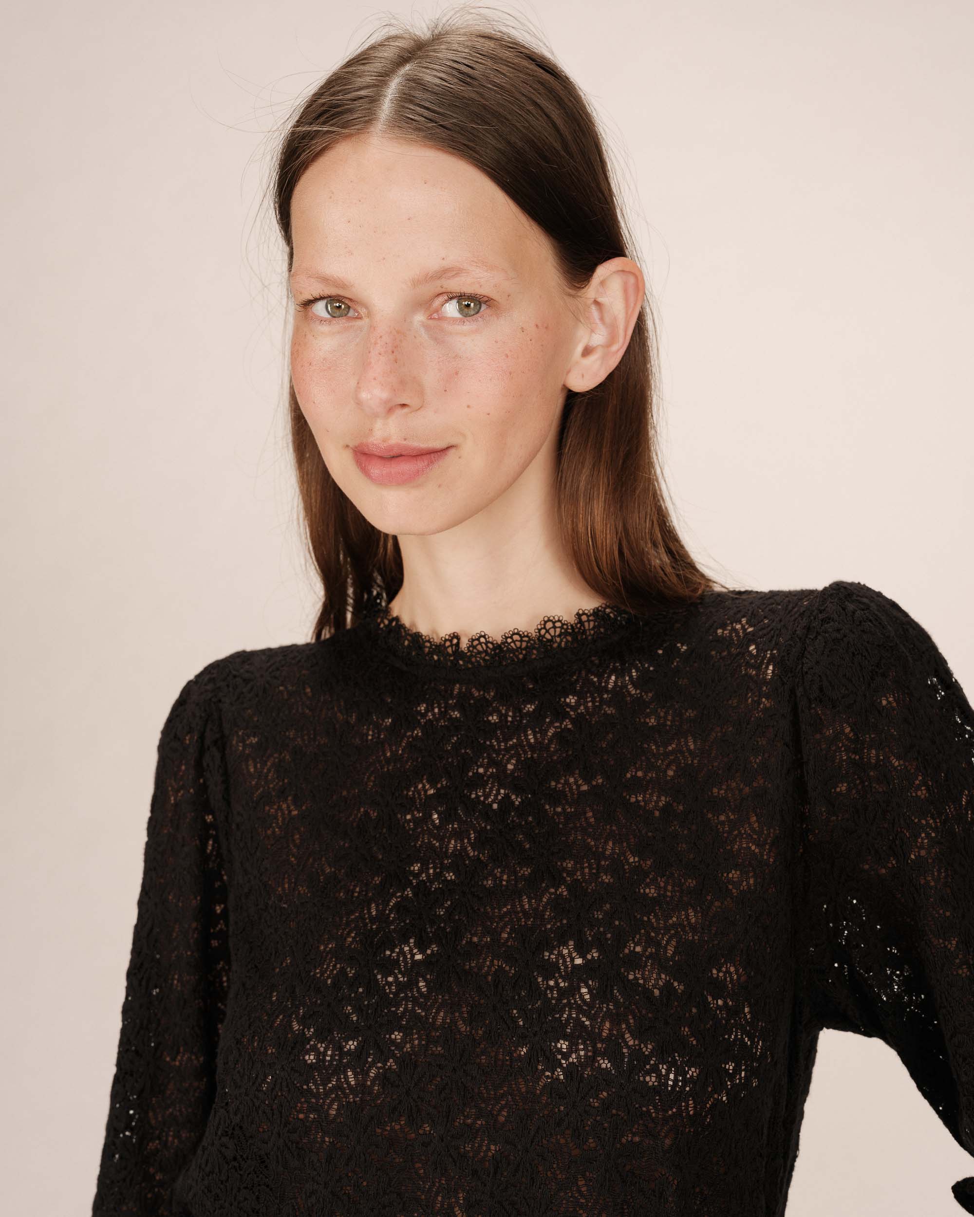 Blouse Col Montant Noir Stella - Image 4