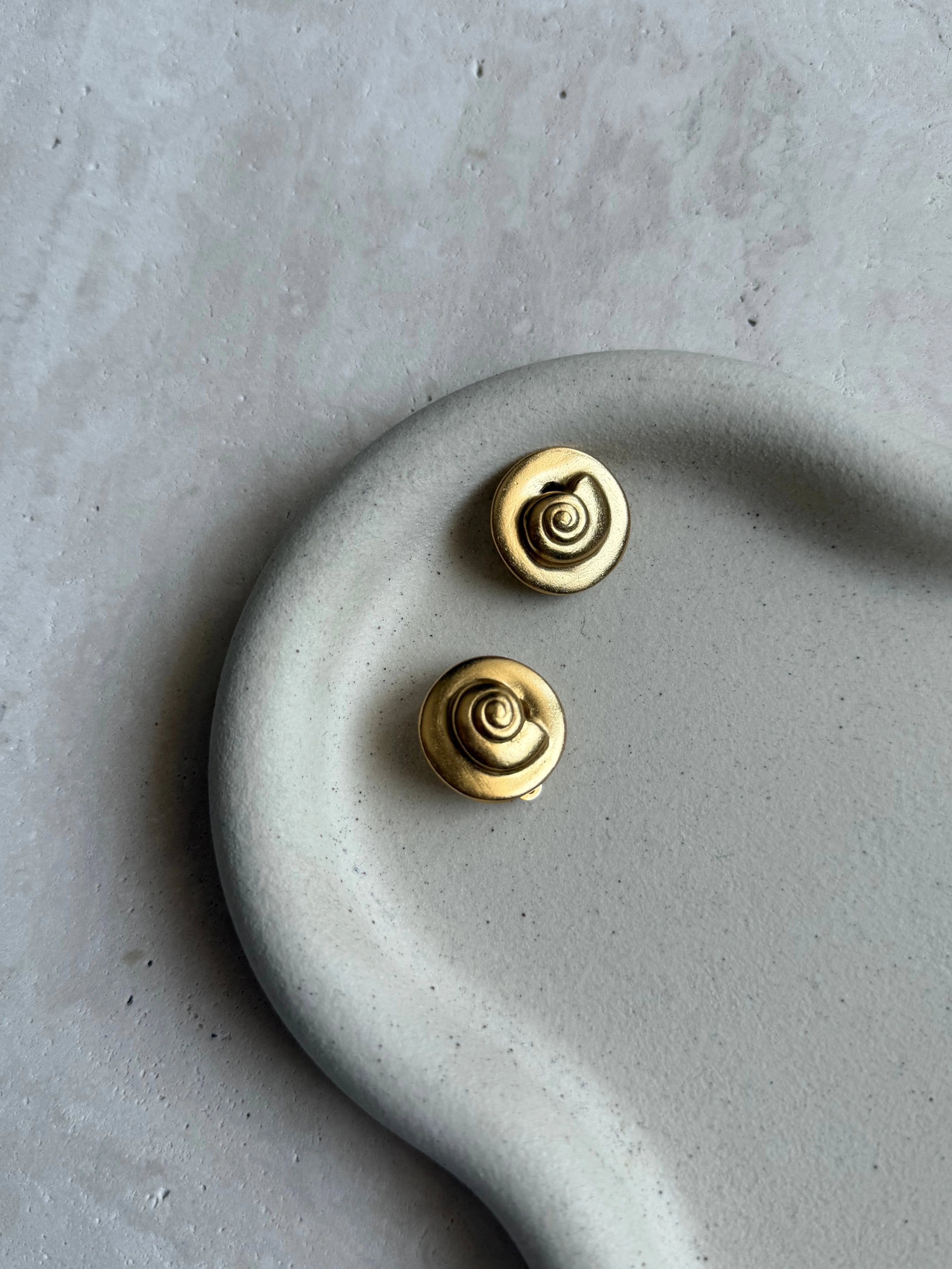 Boucles D’Oreilles Atalante Vintage - Coquillages Dorés - Image 2