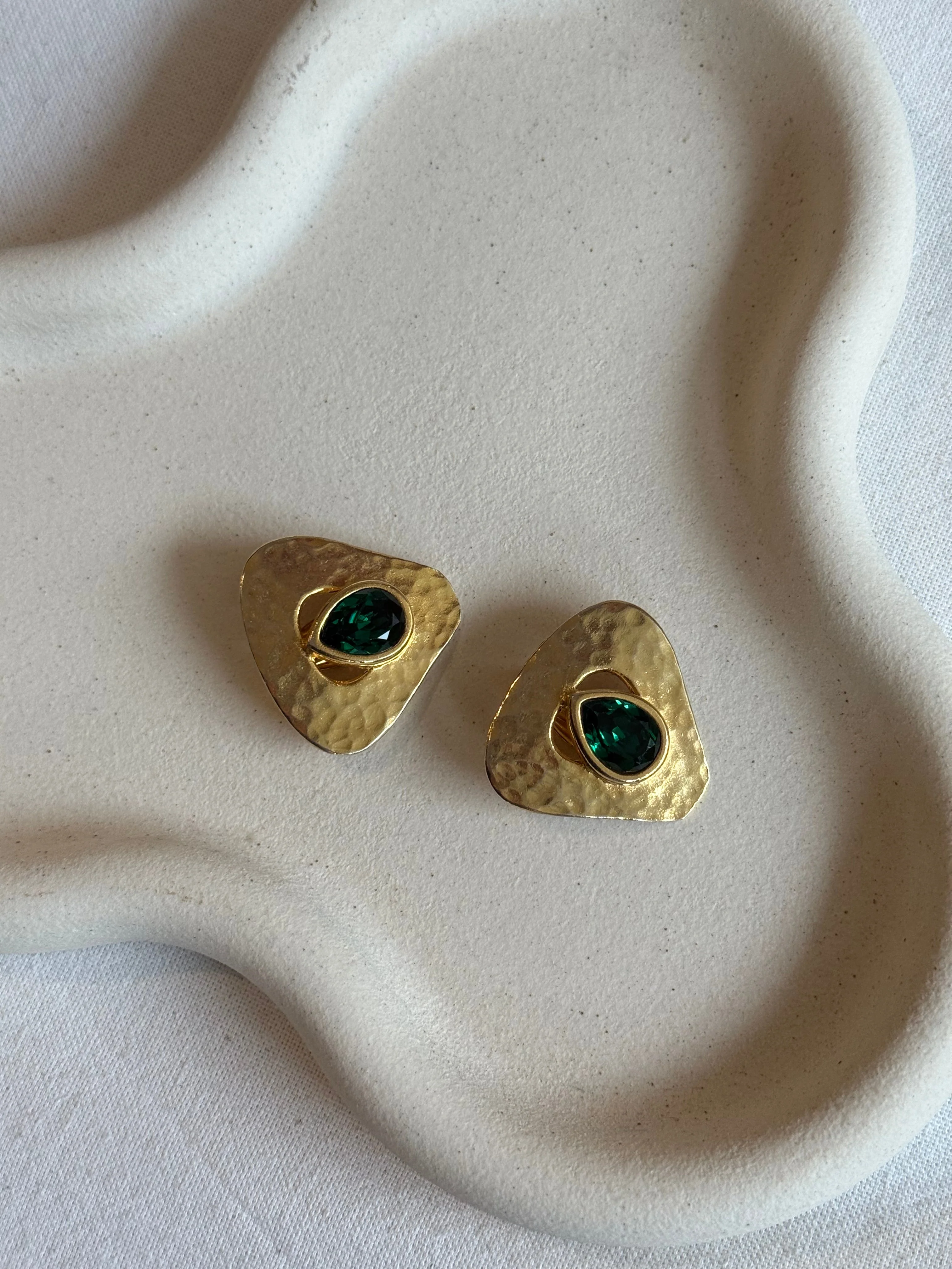 Boucles D’Oreilles Carita Vintage - Martelées Dorées Et Strass Vert - Image 2
