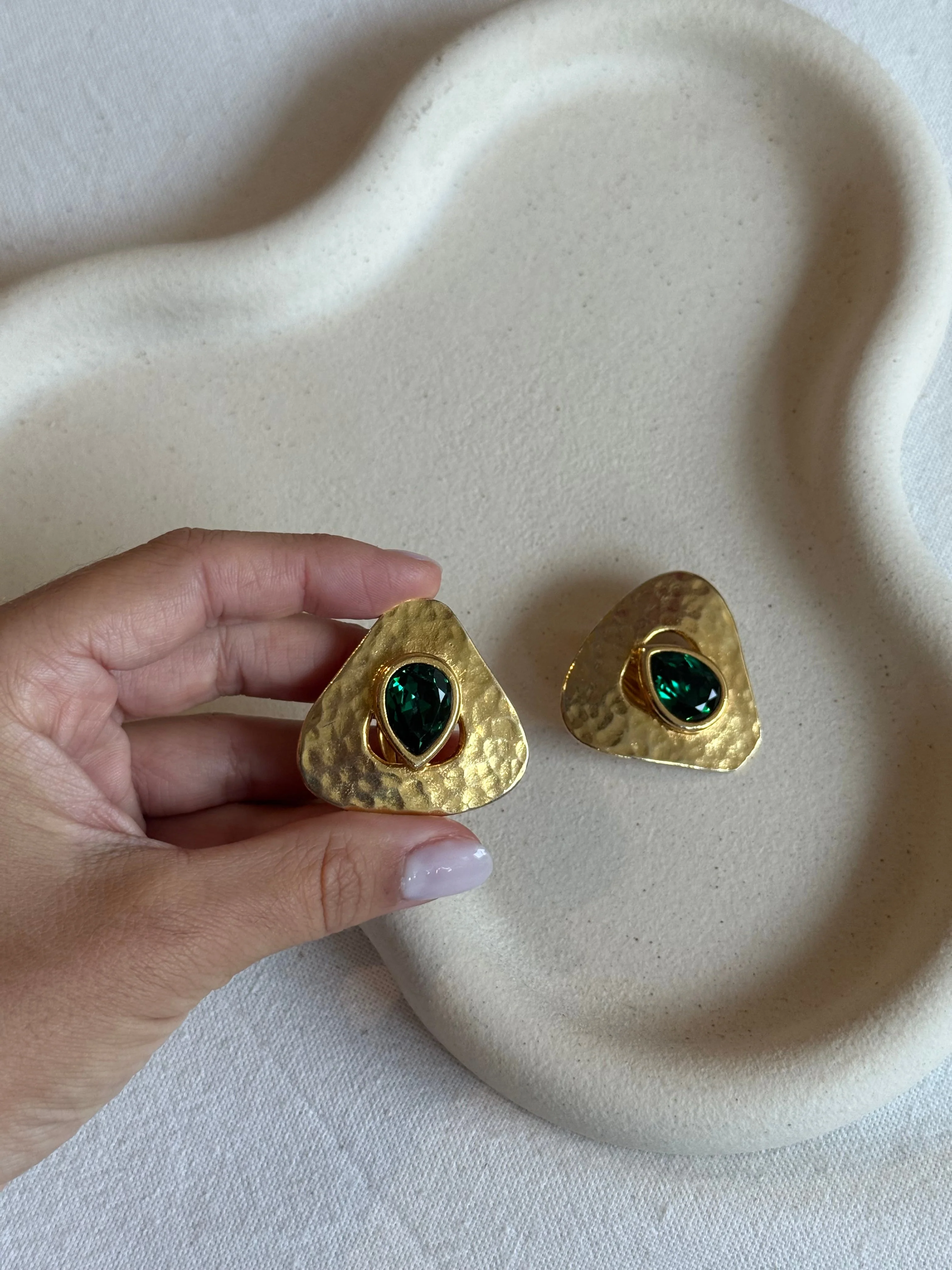 Boucles D’Oreilles Carita Vintage - Martelées Dorées Et Strass Vert - Image 3