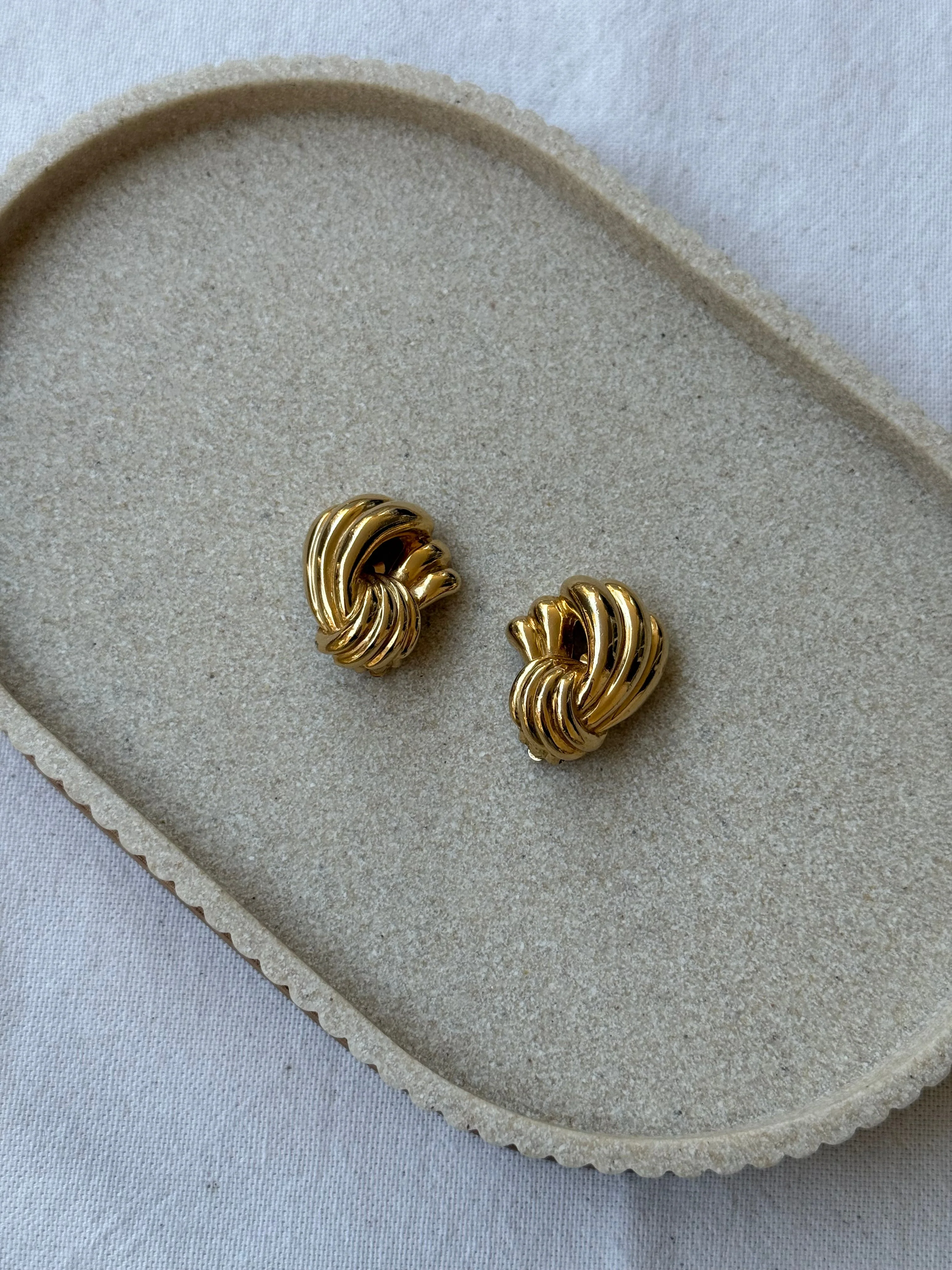 Boucles D’Oreilles Ciner Vintage - Noeud Sculpté Doré - Image 2