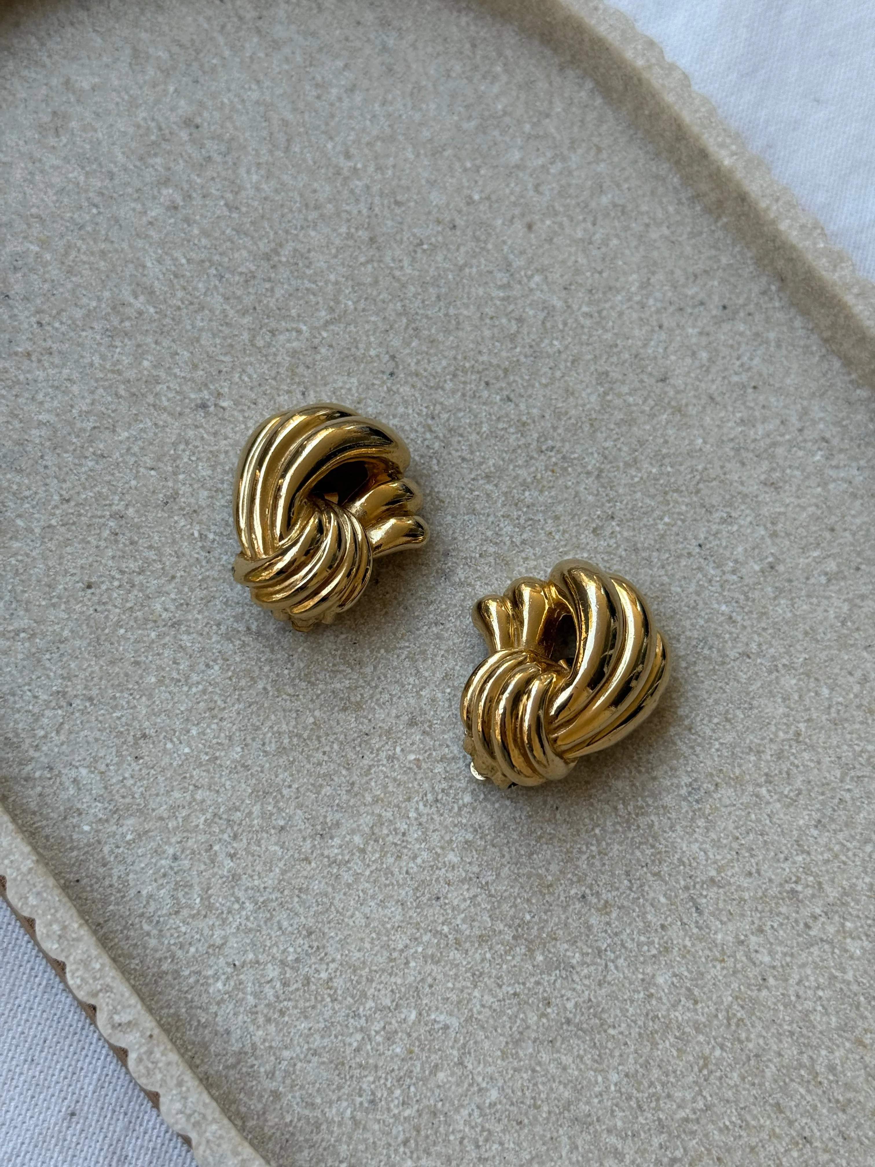 Boucles D’Oreilles Ciner Vintage - Noeud Sculpté Doré - Image 3
