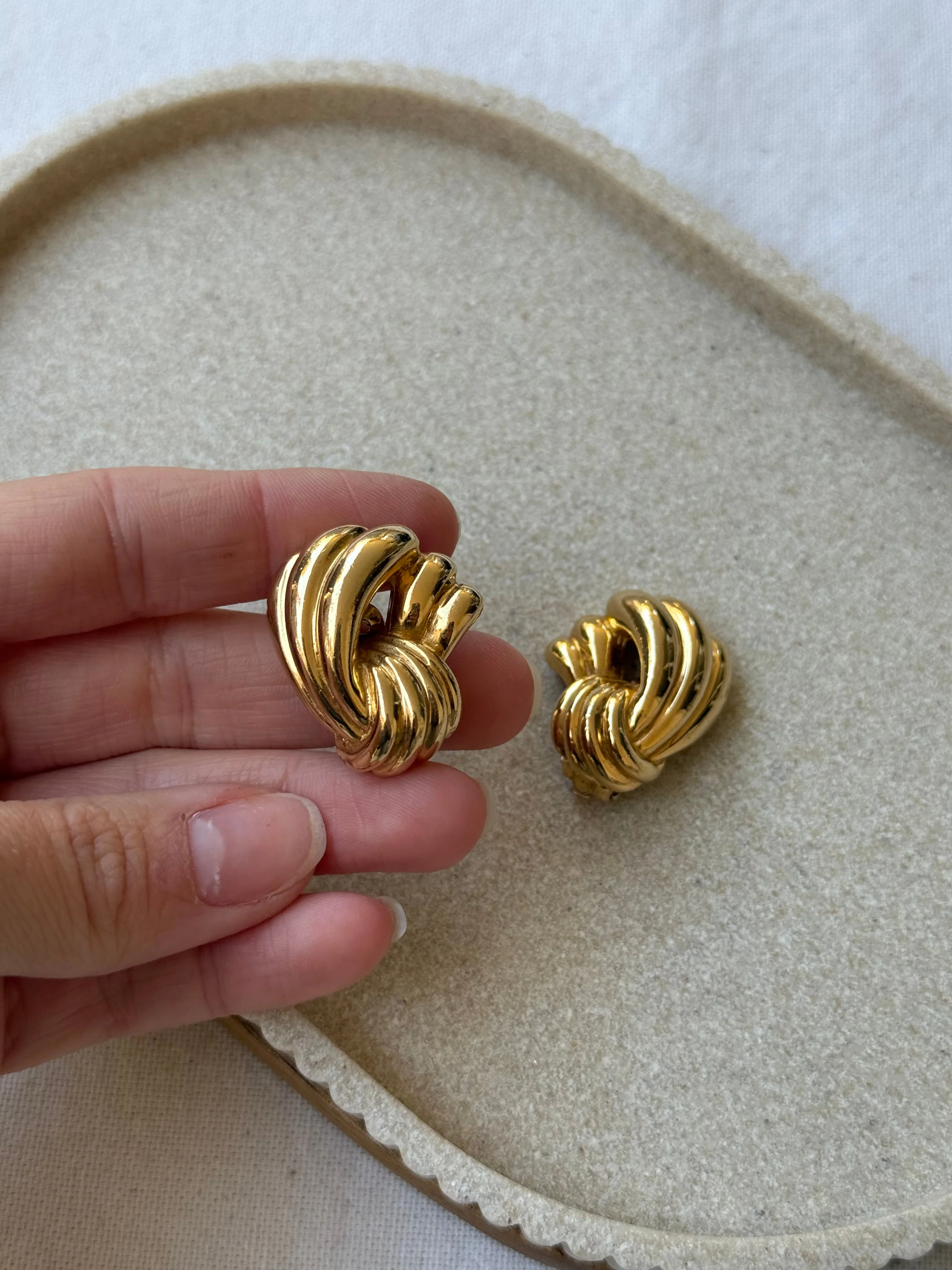 Boucles D’Oreilles Ciner Vintage - Noeud Sculpté Doré - Image 4