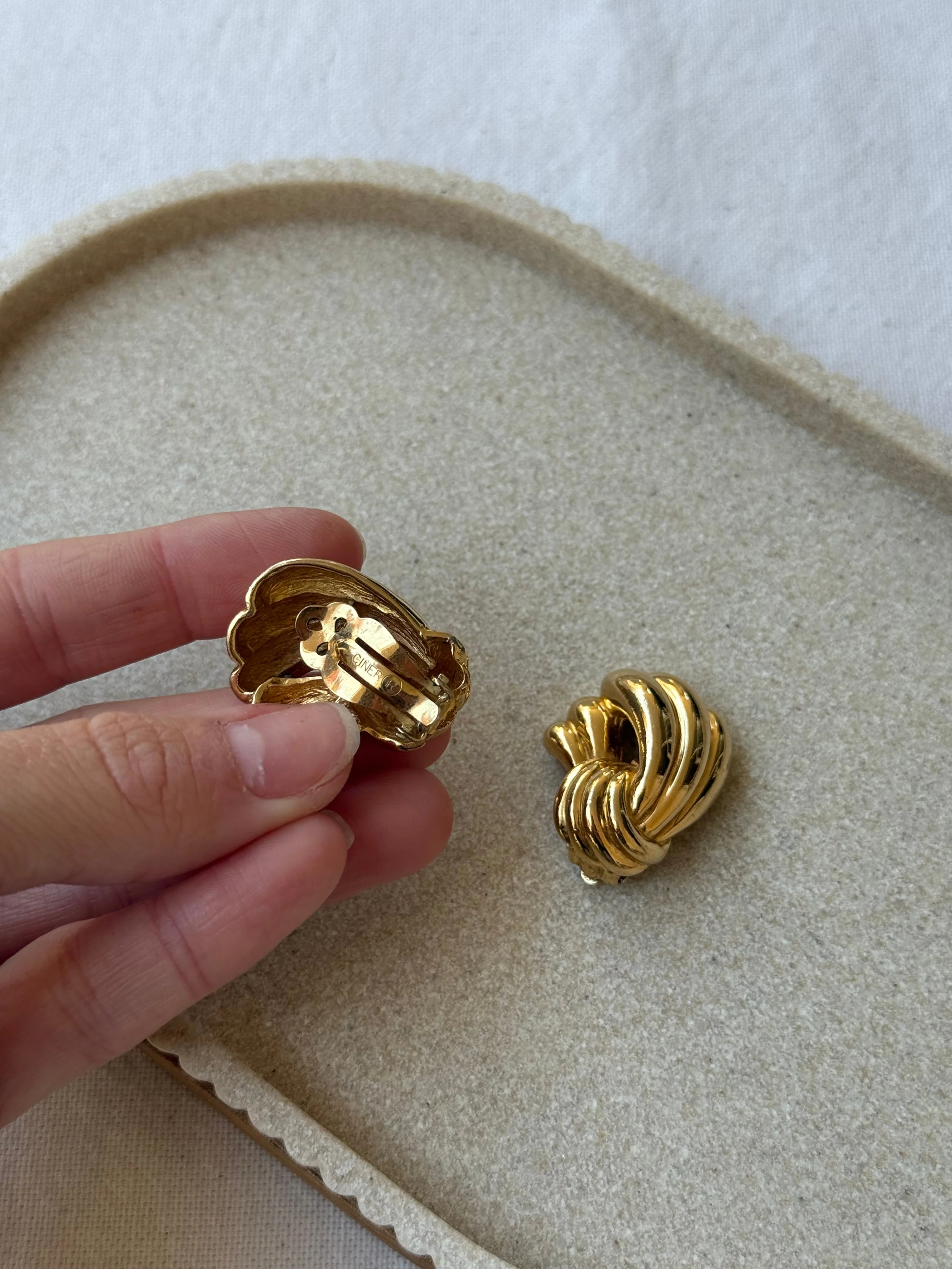 Boucles D’Oreilles Ciner Vintage - Noeud Sculpté Doré - Image 5