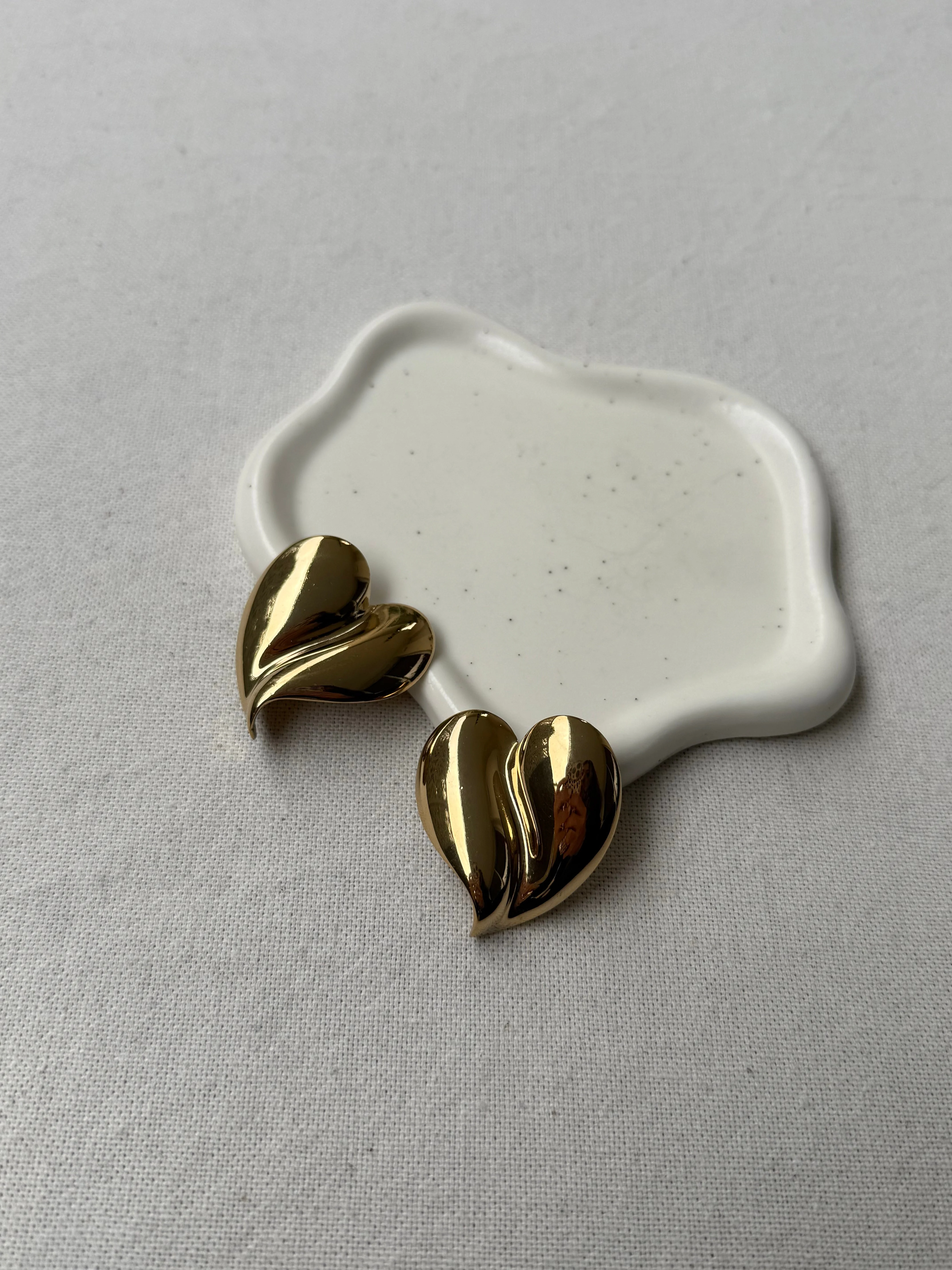 Boucles D’Oreilles Givenchy Vintage - Cœurs Dorés - Image 2