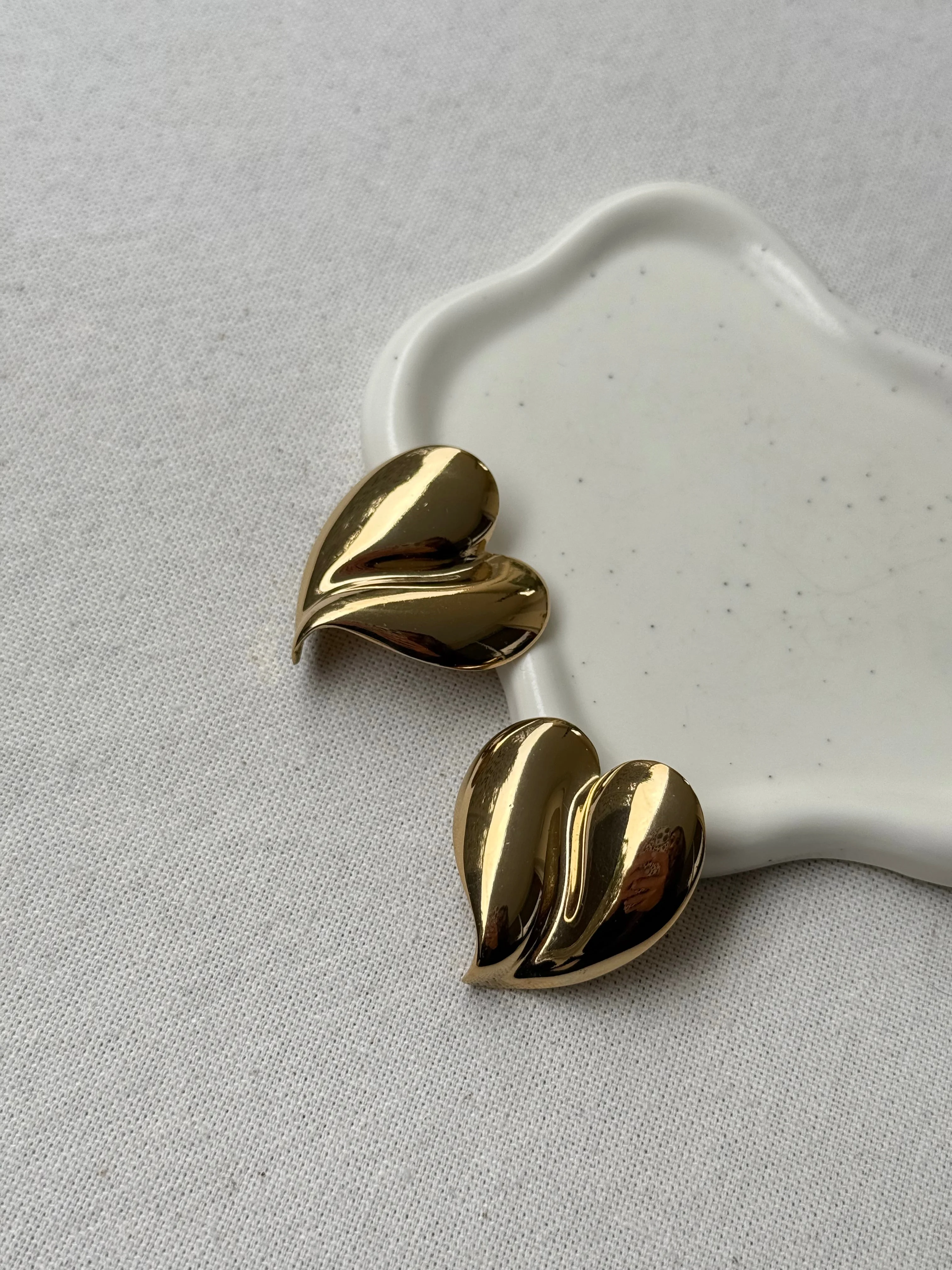 Boucles D’Oreilles Givenchy Vintage - Cœurs Dorés - Image 3