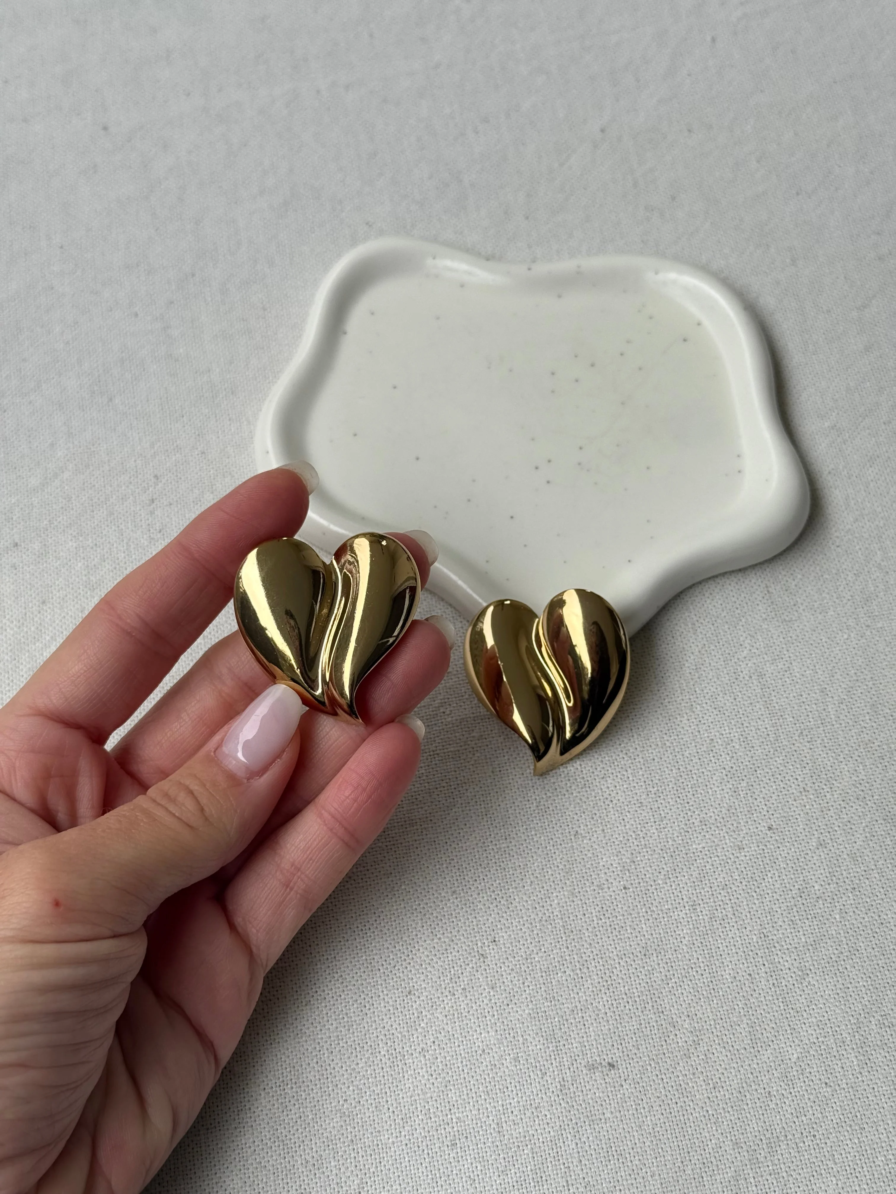 Boucles D’Oreilles Givenchy Vintage - Cœurs Dorés - Image 4