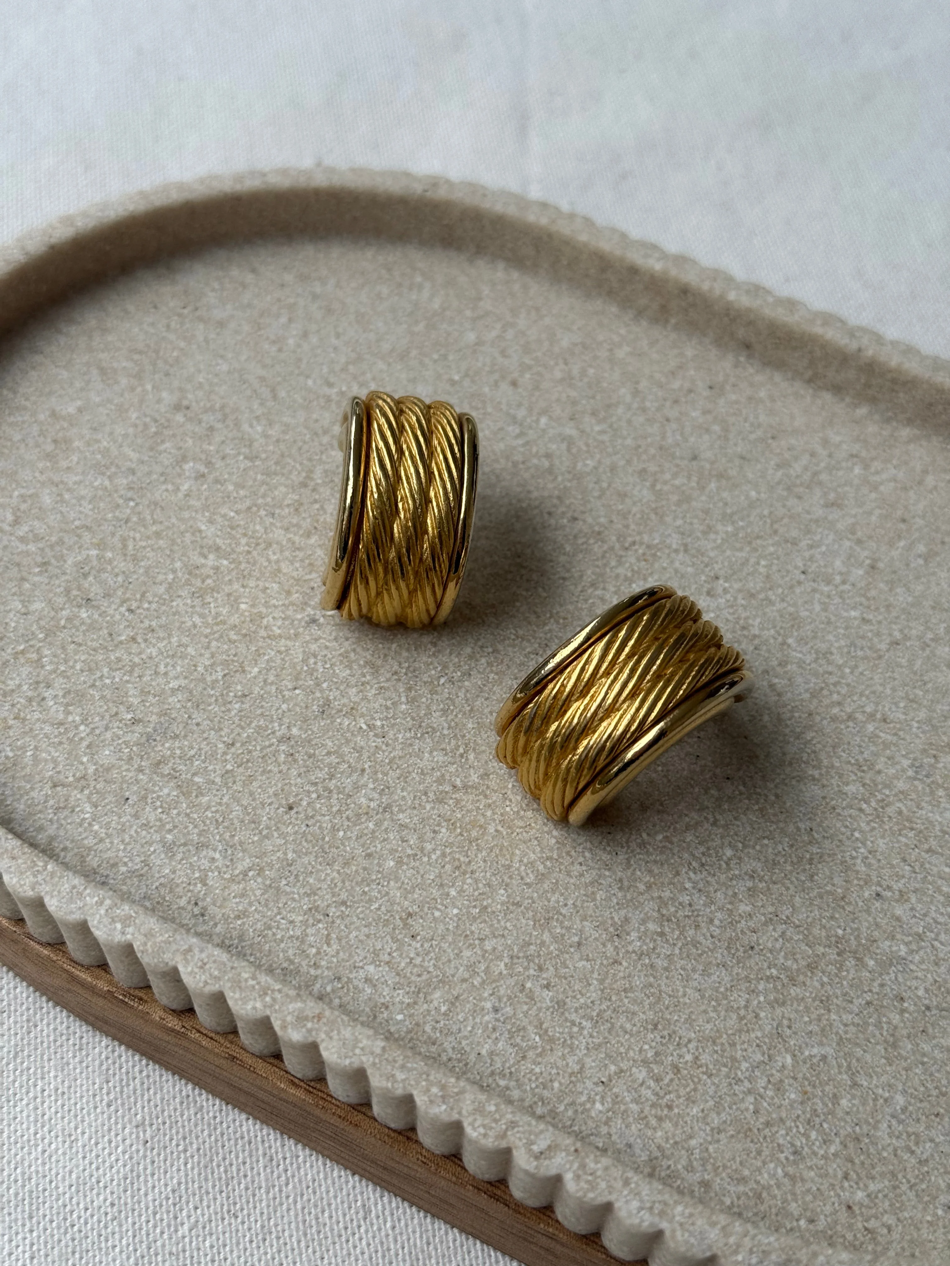 Boucles D’Oreilles Givenchy Vintage - Créoles Épaisses Dorés - Image 3