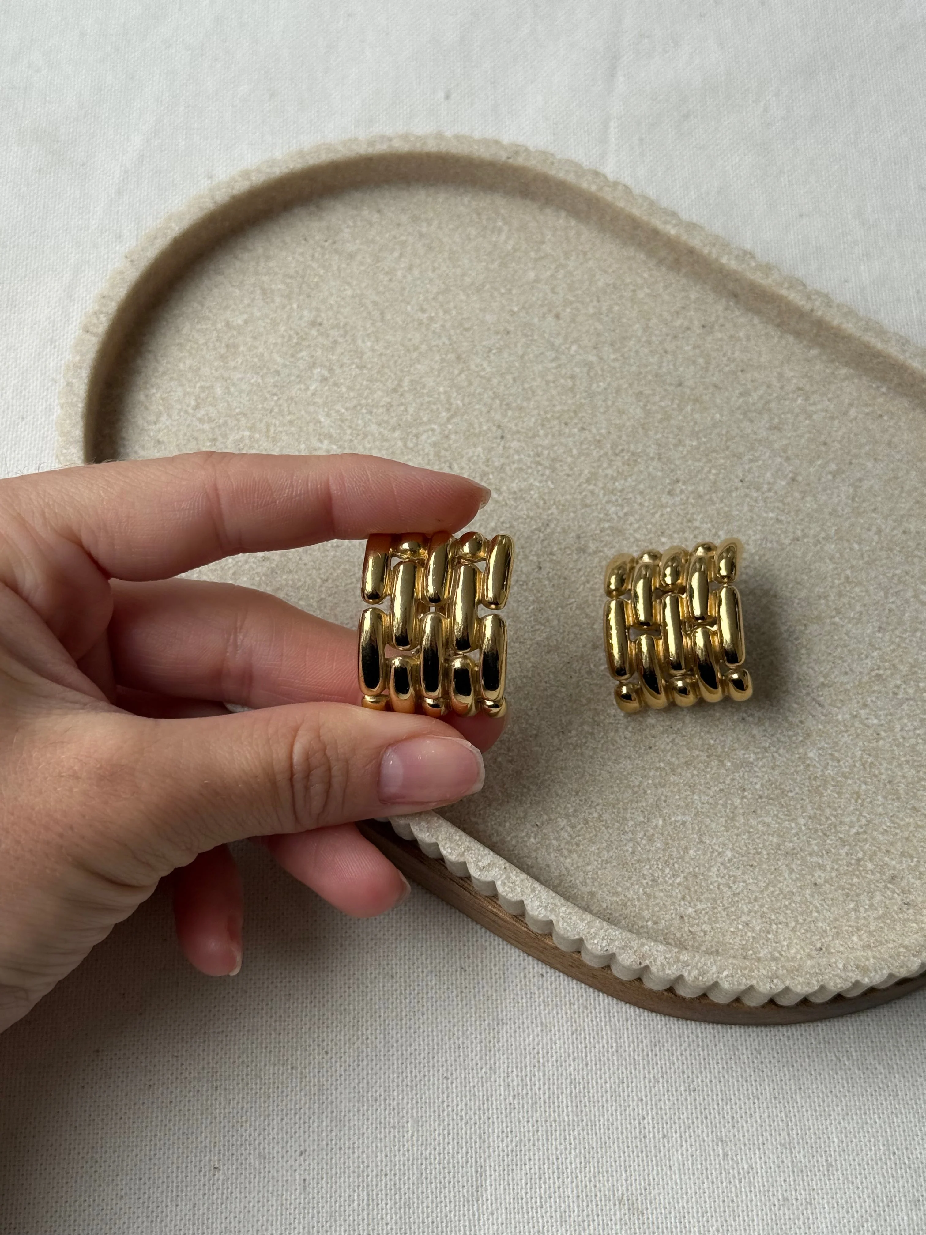 Boucles D’Oreilles Givenchy Vintage - Maillons Tressés Dorés - Image 4