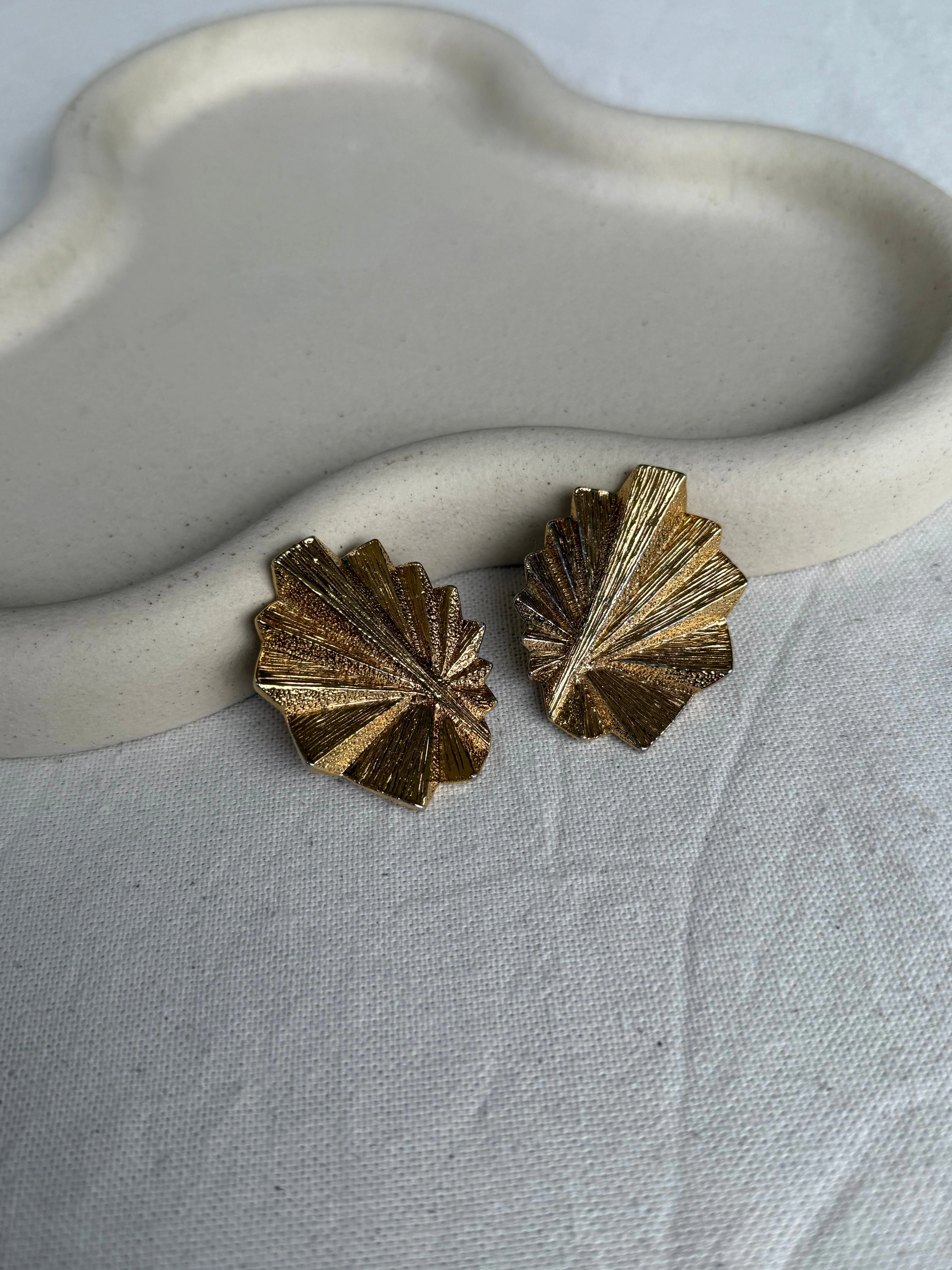 Guy Laroche - Boucles D’Oreilles Vintage - Éventails Dorés Texturés - Image 2
