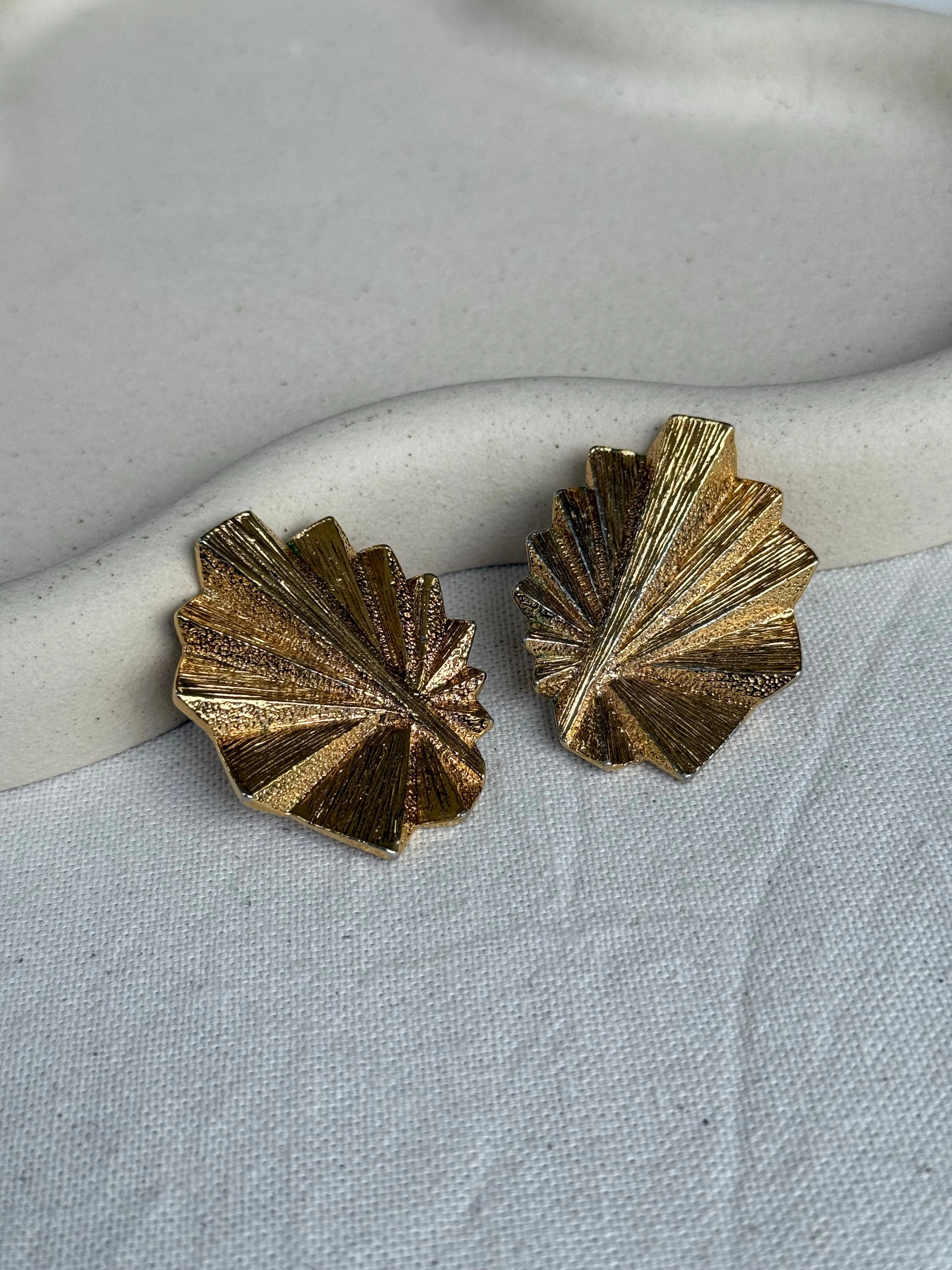 Guy Laroche - Boucles D’Oreilles Vintage - Éventails Dorés Texturés - Image 3