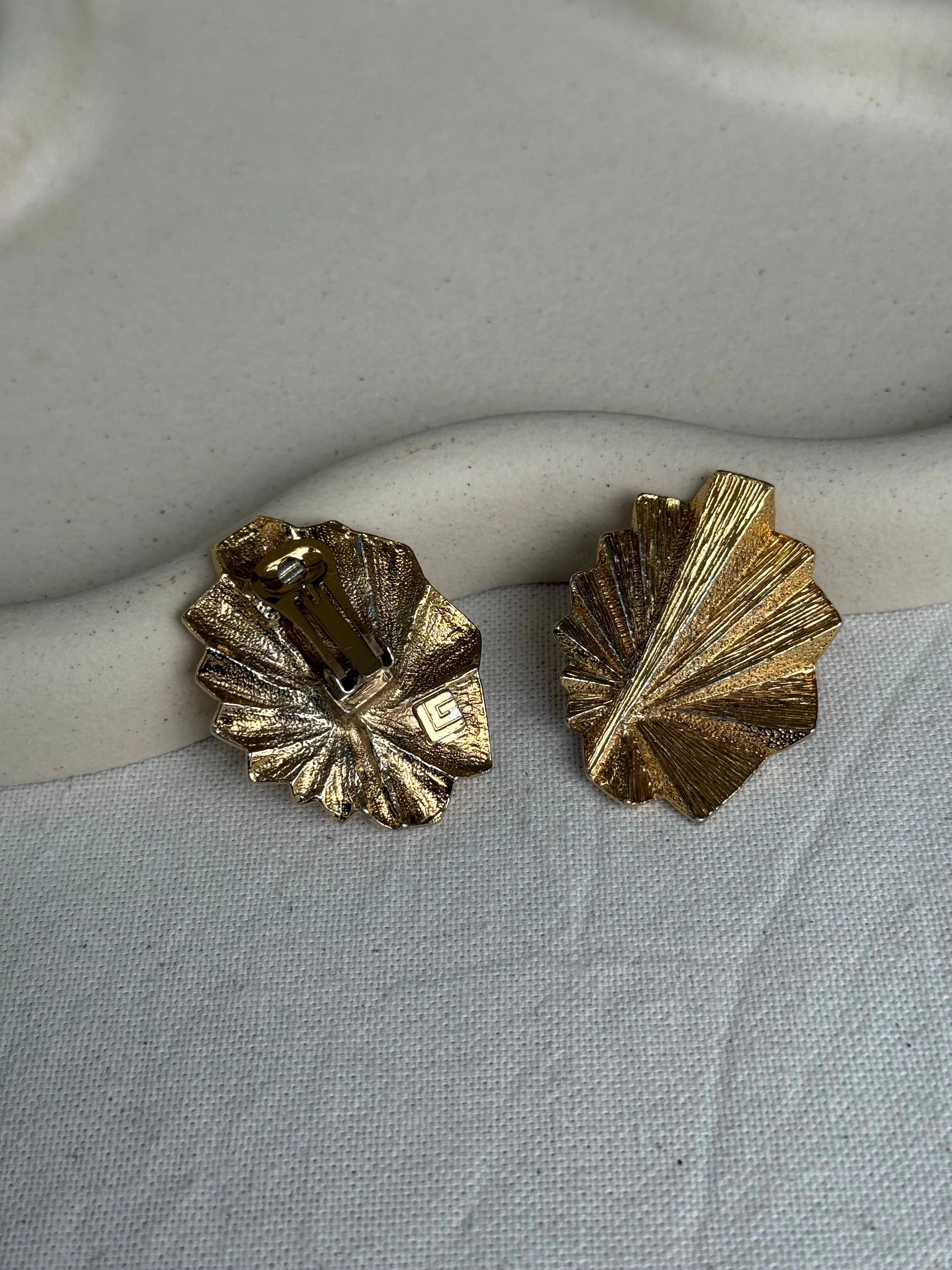 Guy Laroche - Boucles D’Oreilles Vintage - Éventails Dorés Texturés - Image 4