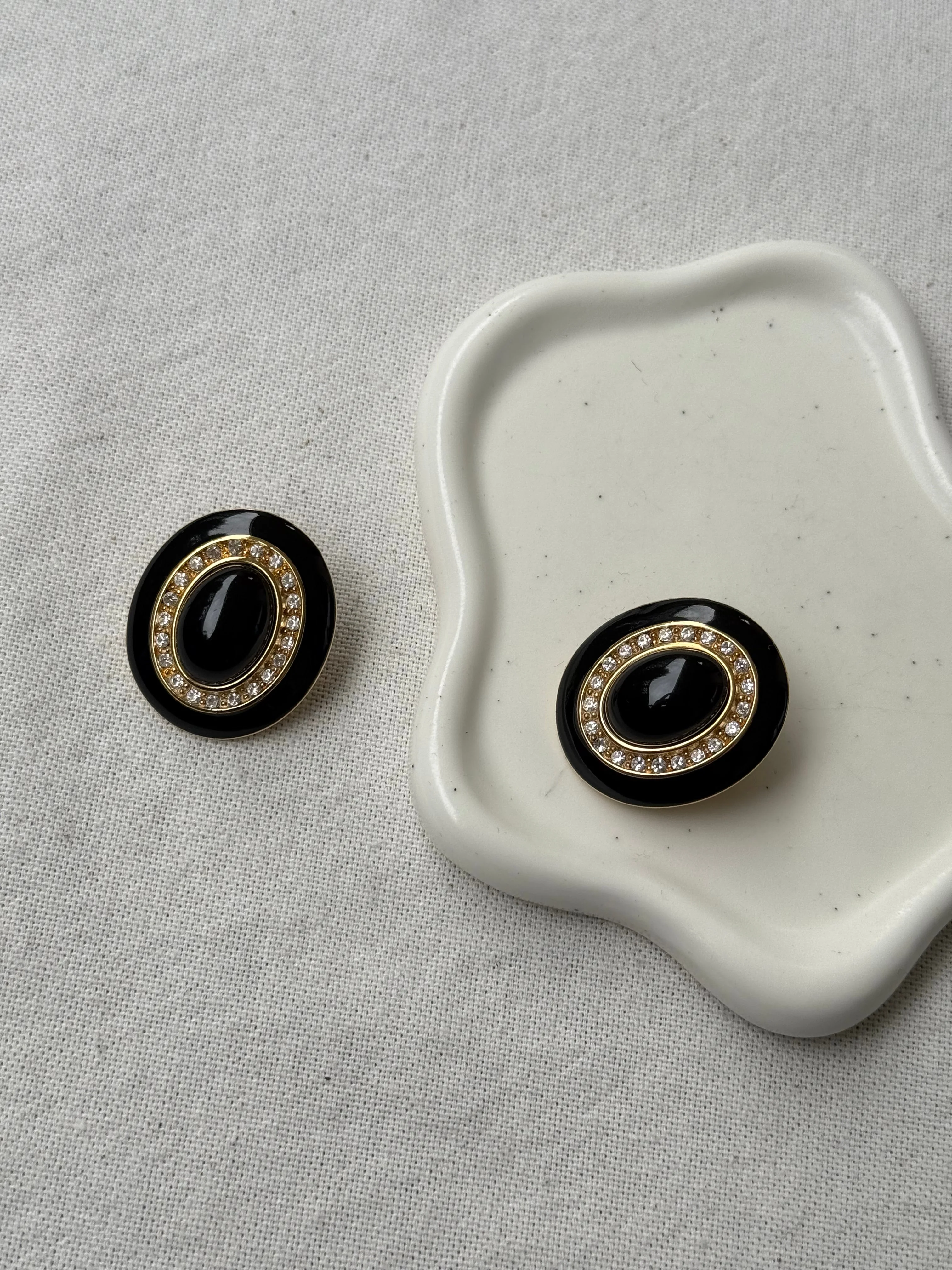 Boucles D’Oreilles Monet Vintage - Cabochons Noirs - Image 3