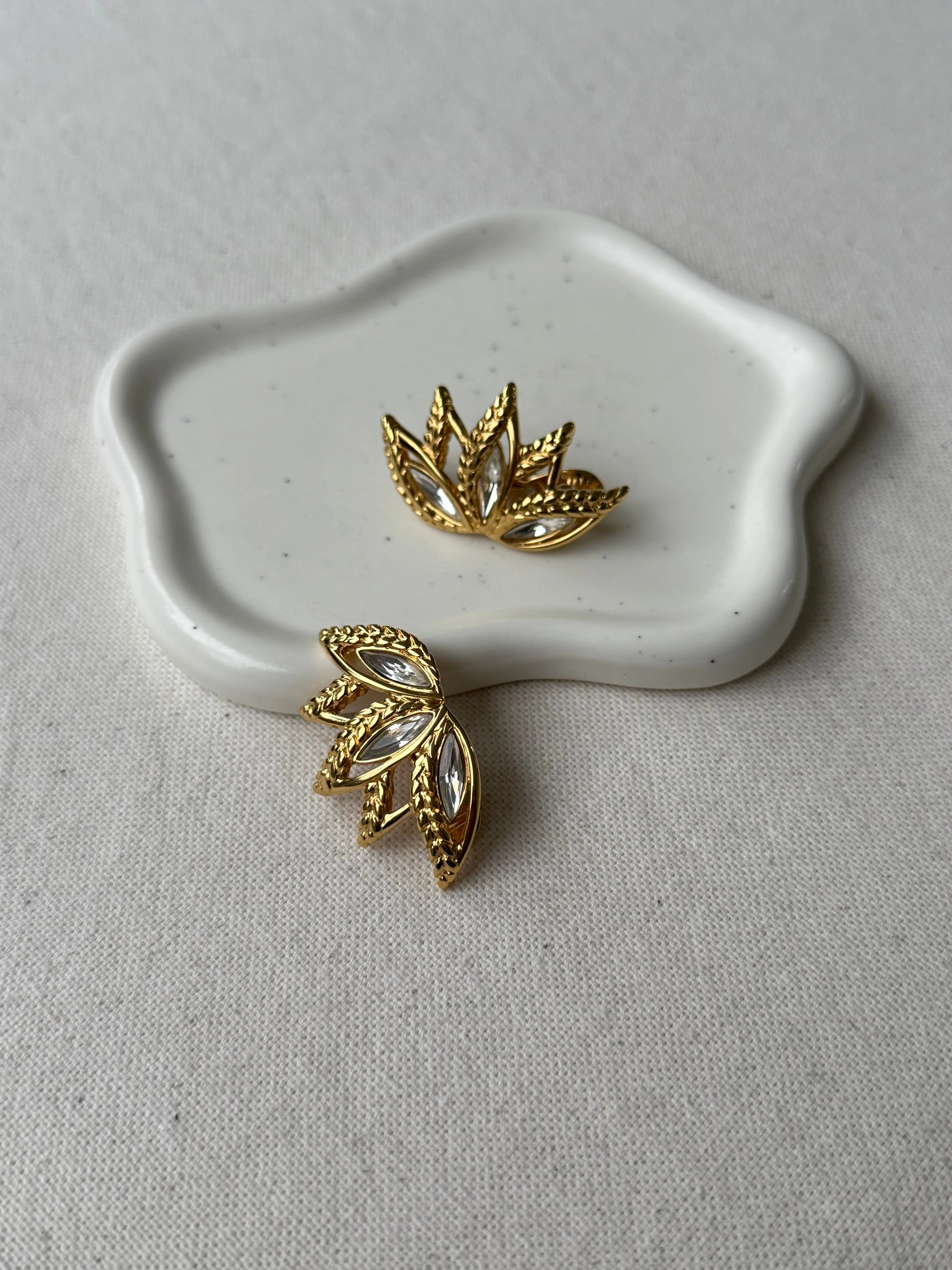 Boucles D’Oreilles Monet Vintage - Feuilles Dorées Et Strass Cristal - Image 2