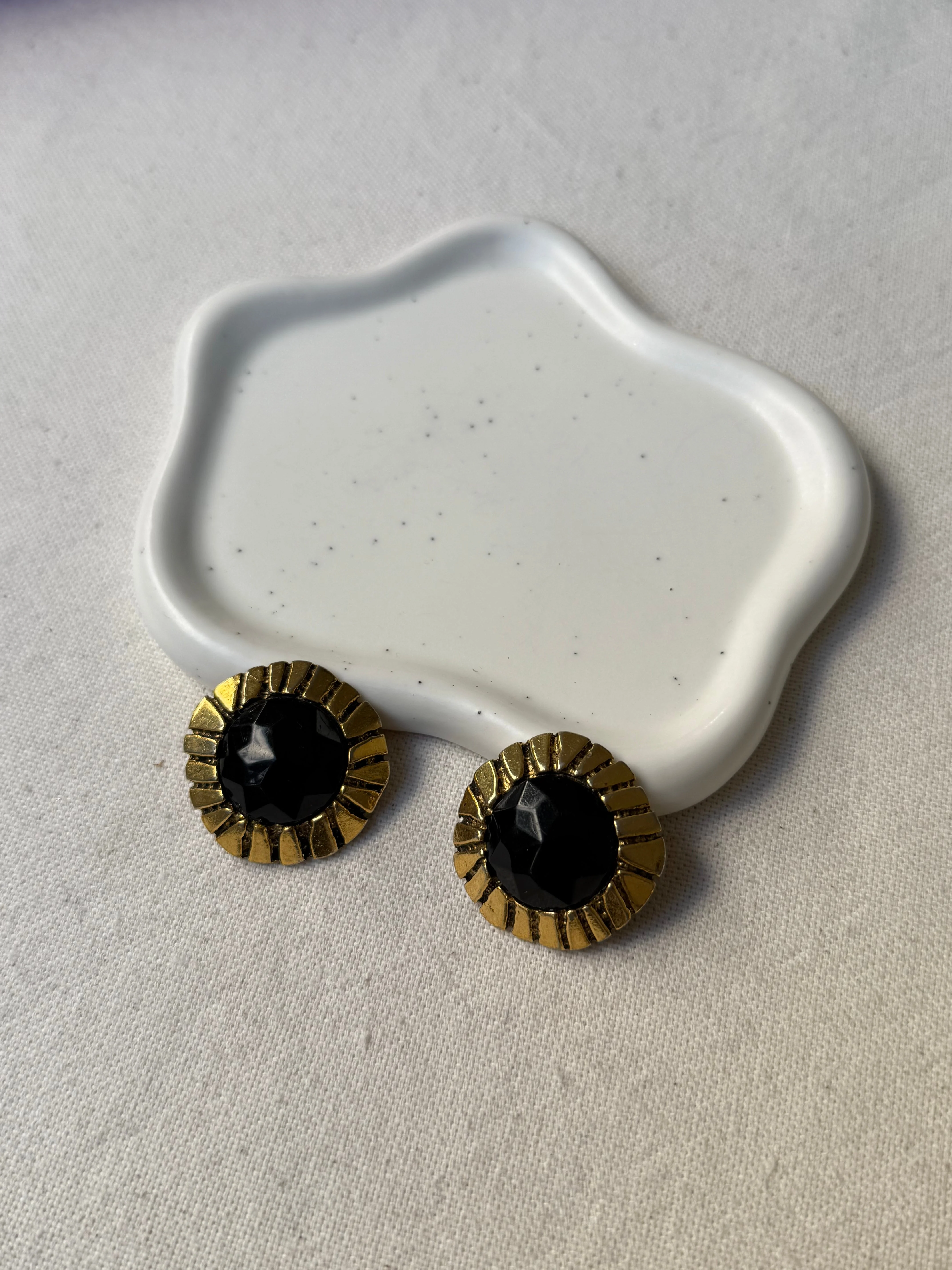 Boucles D’Oreilles Poggi Vintage - Rondes Dorées Et Cabochons Noirs - Image 2