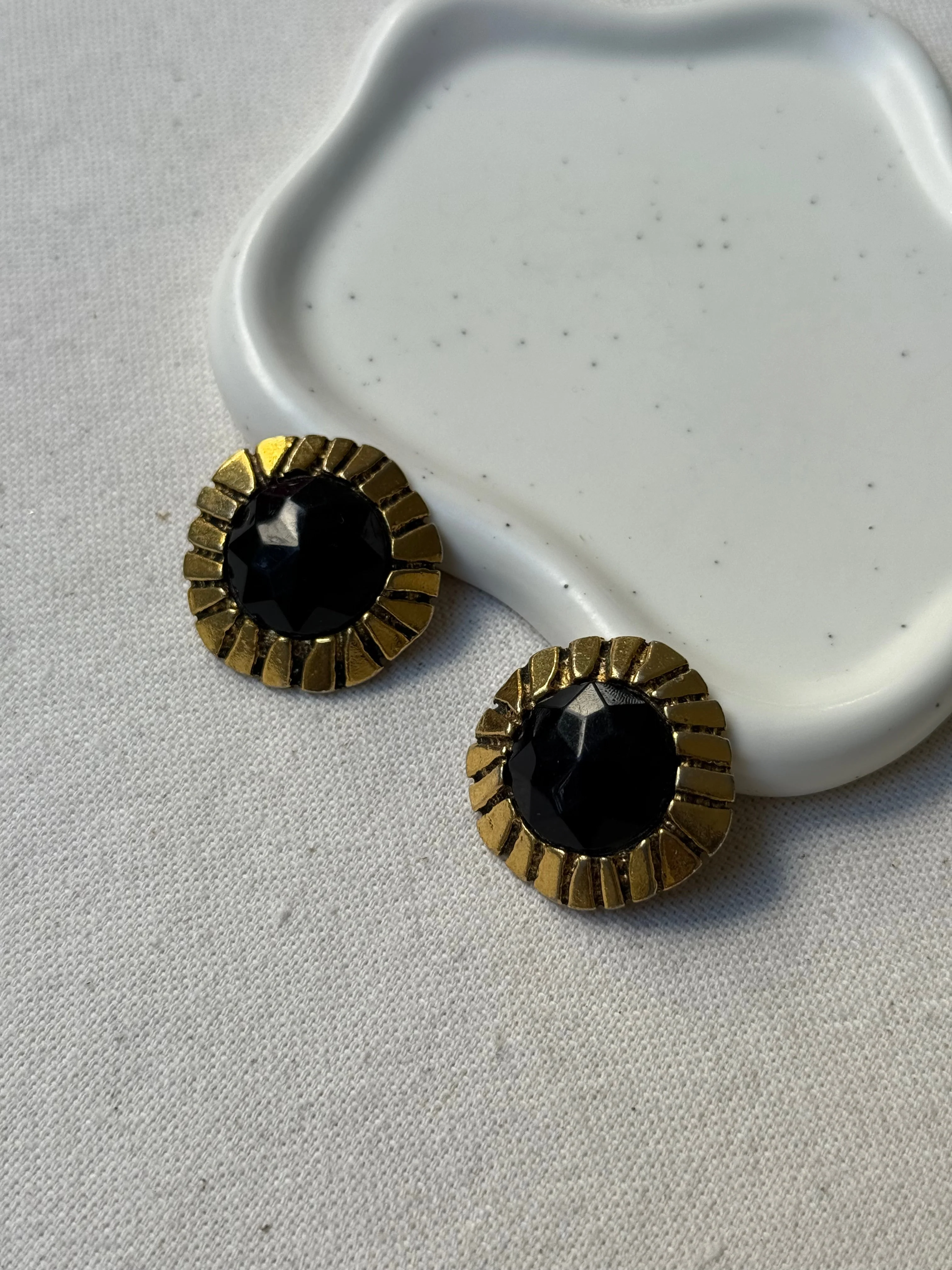 Boucles D’Oreilles Poggi Vintage - Rondes Dorées Et Cabochons Noirs - Image 3