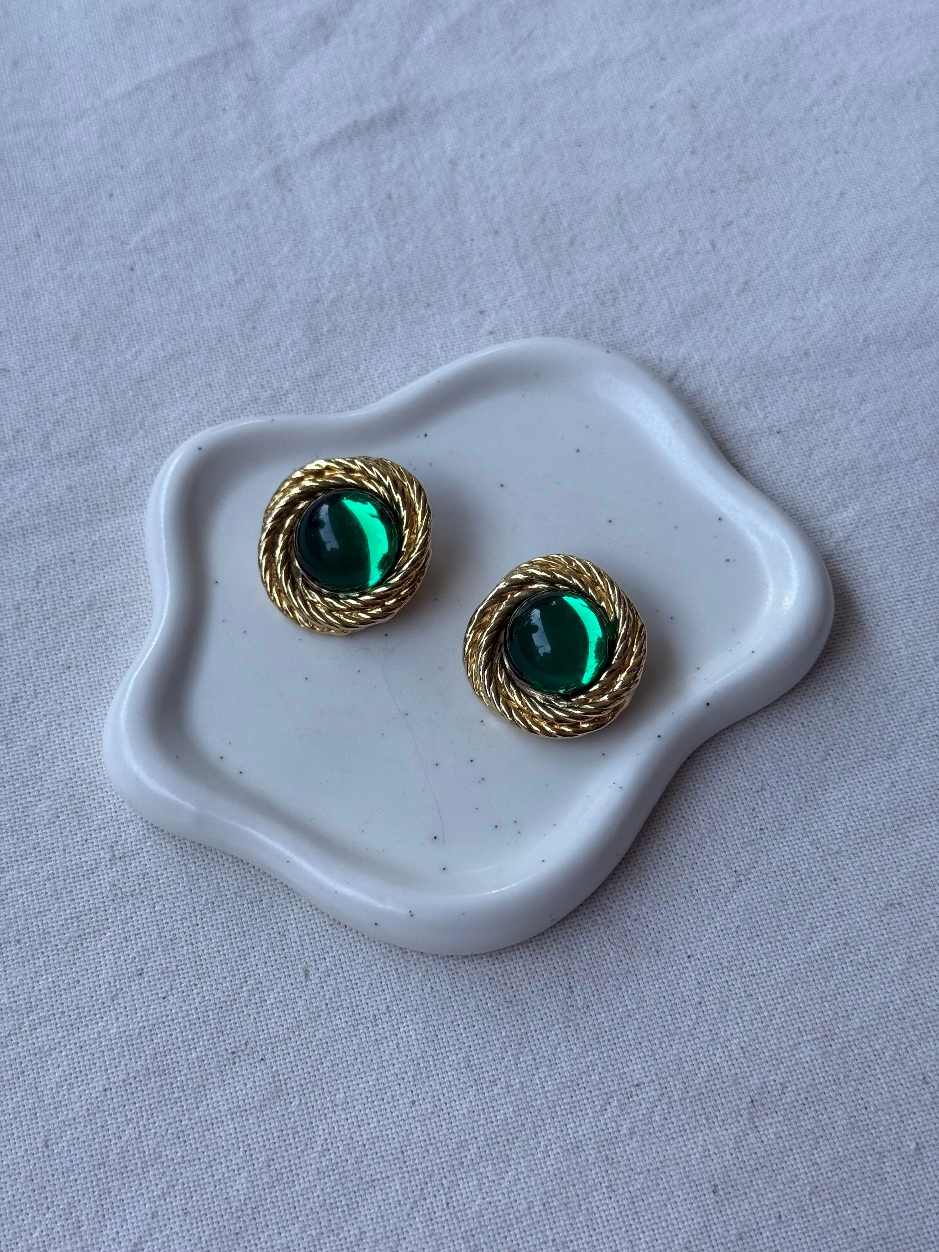 Boucles D’Oreilles Vintage - Cabochons Verts Et Monture Dorée - Image 2