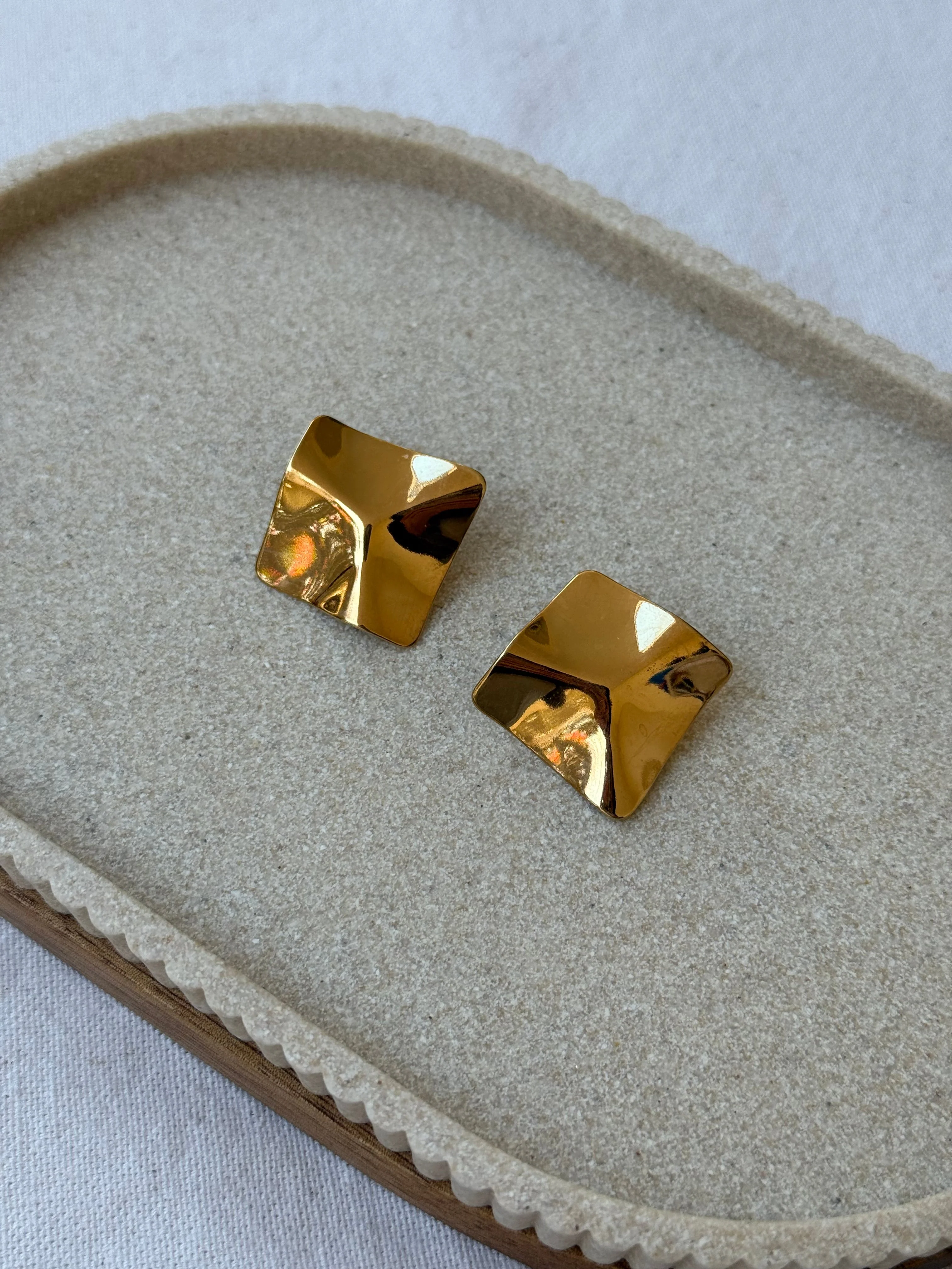 Boucles D’Oreilles Vintage - Carrés Dorés Sculptés - Image 2