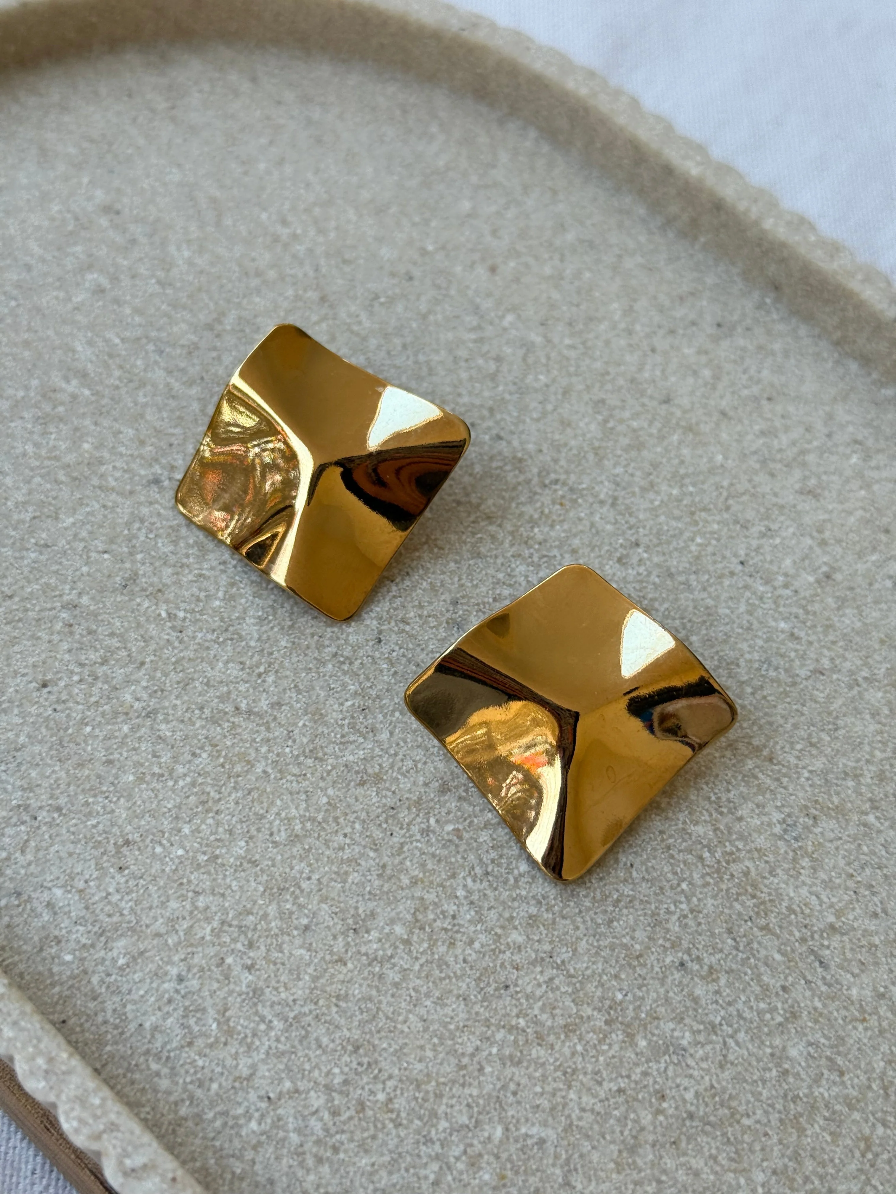 Boucles D’Oreilles Vintage - Carrés Dorés Sculptés - Image 3