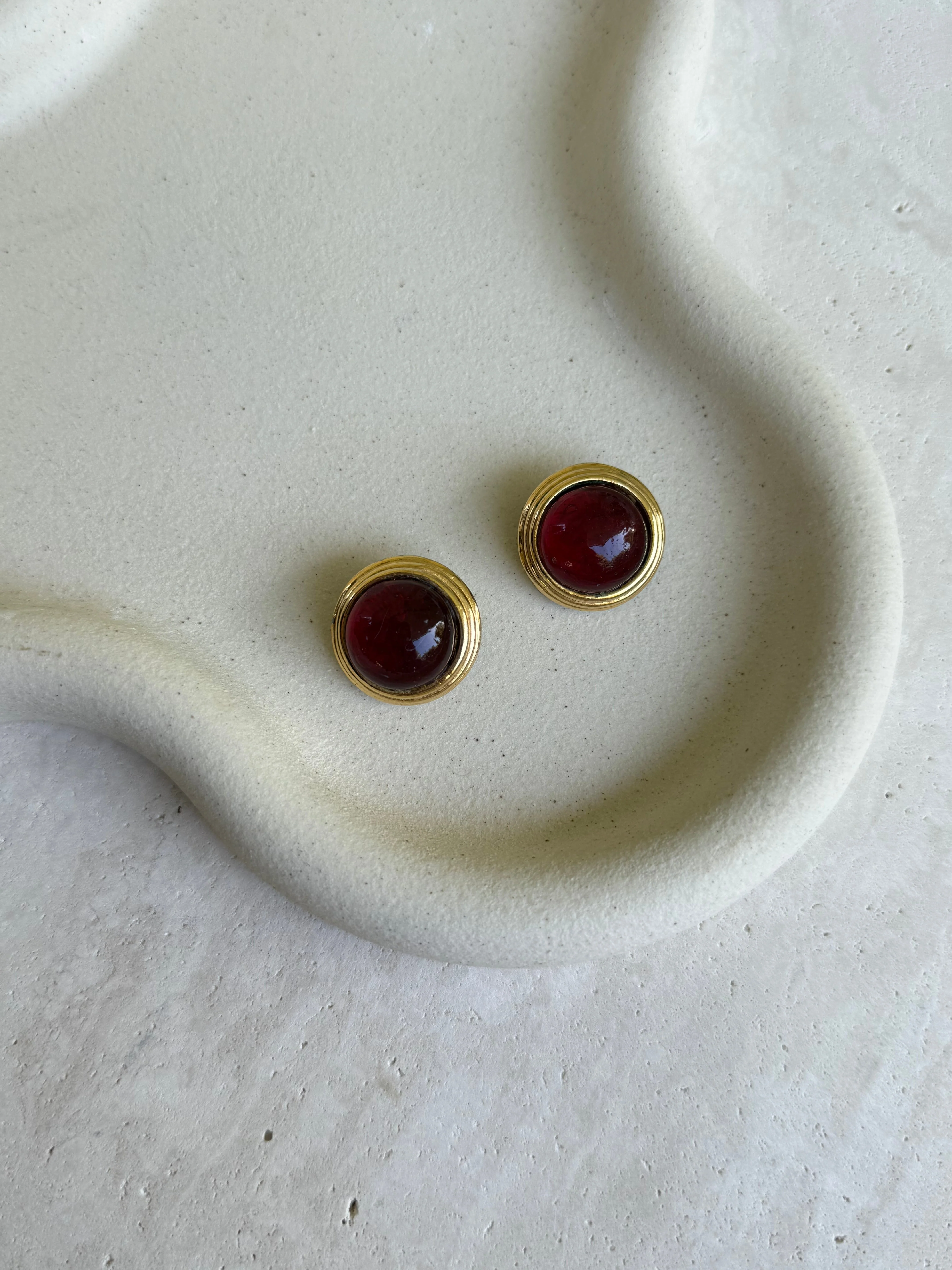 Boucles D’Oreilles Vintage Chanel - Cabochon Rouge En Pâte De Verre - Image 2