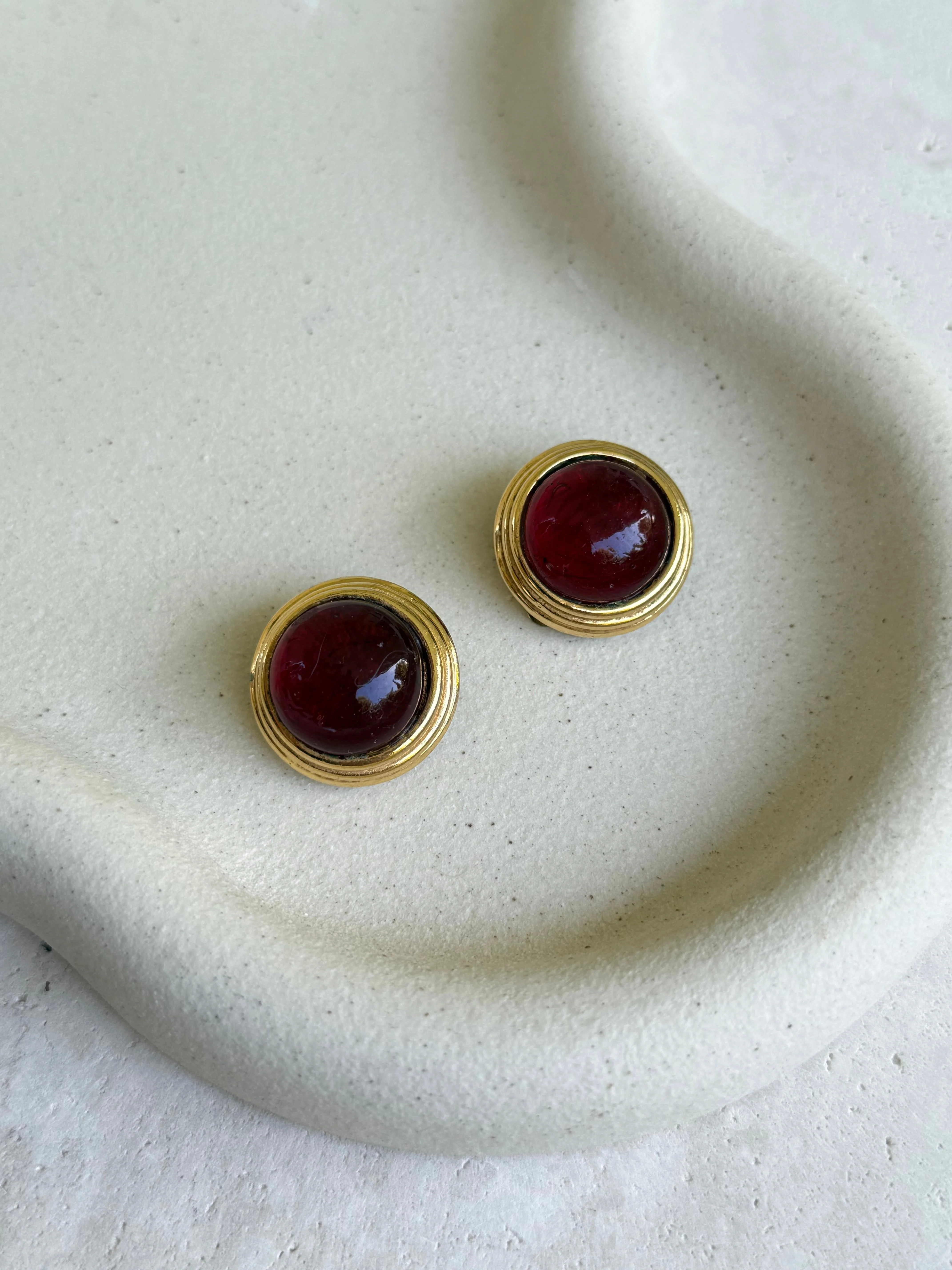 Boucles D’Oreilles Vintage Chanel - Cabochon Rouge En Pâte De Verre - Image 3