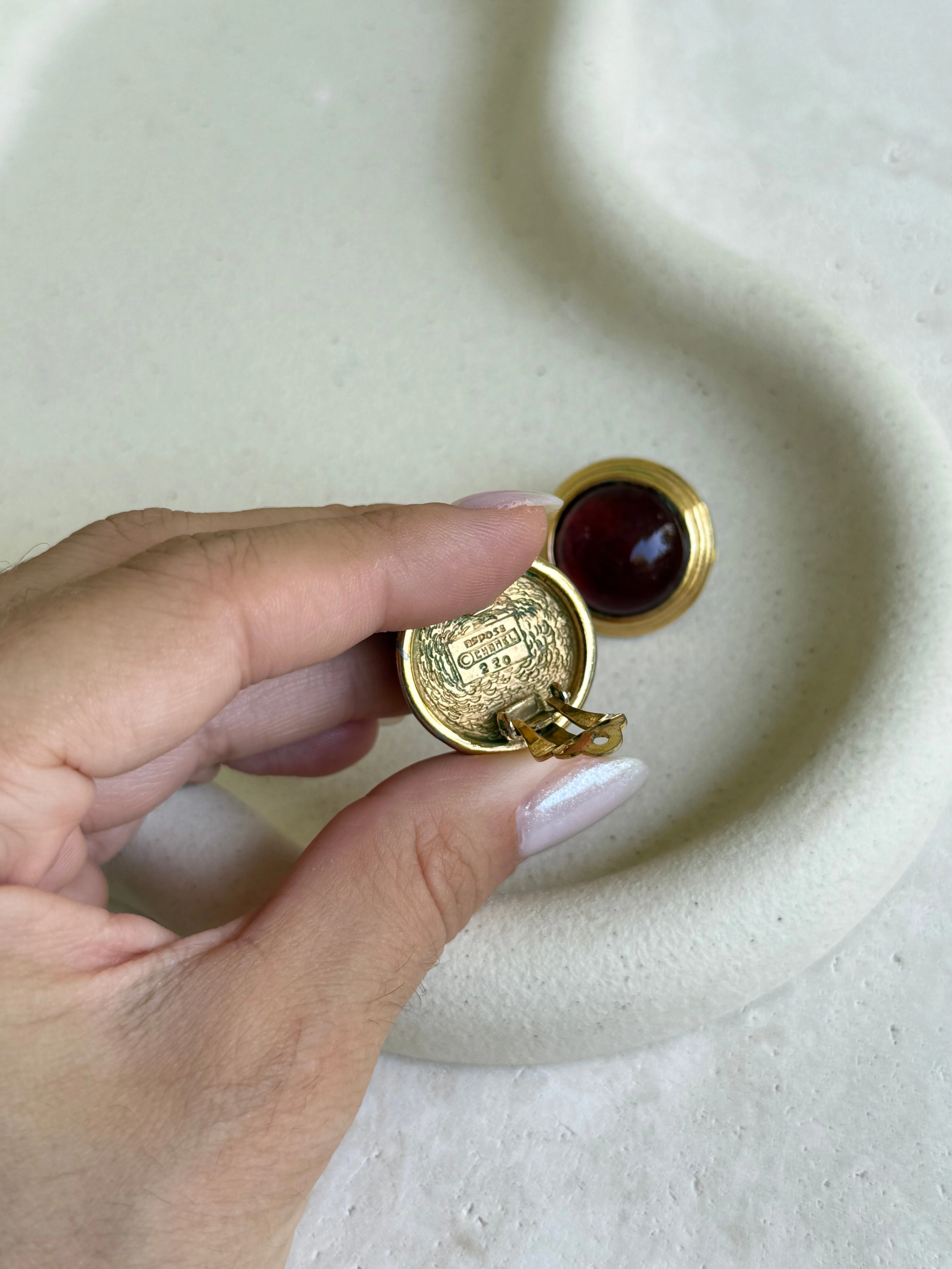 Boucles D’Oreilles Vintage Chanel - Cabochon Rouge En Pâte De Verre - Image 4