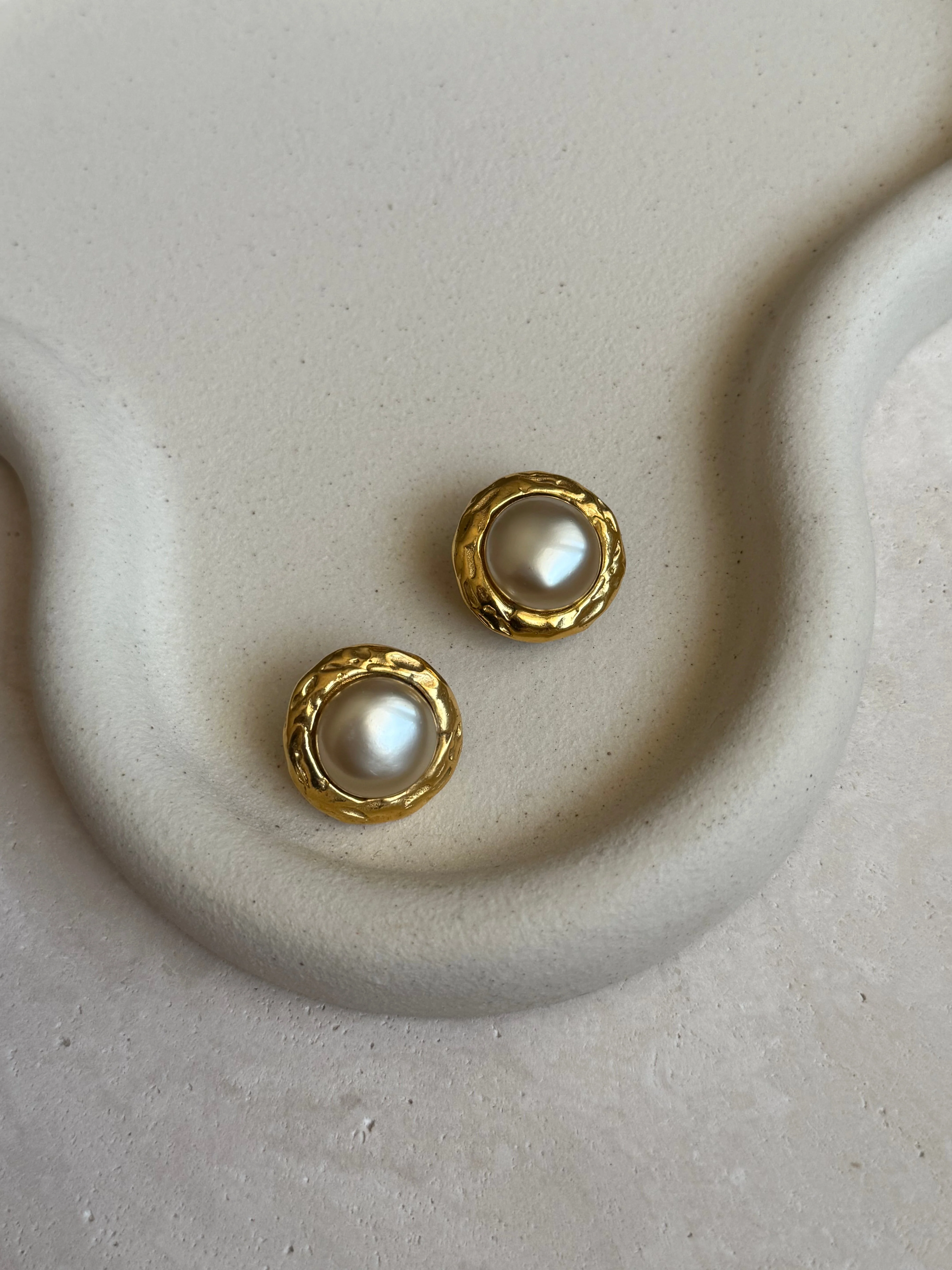 Boucles D’Oreilles Vintage Chanel - Perles Fantaisies - Image 2