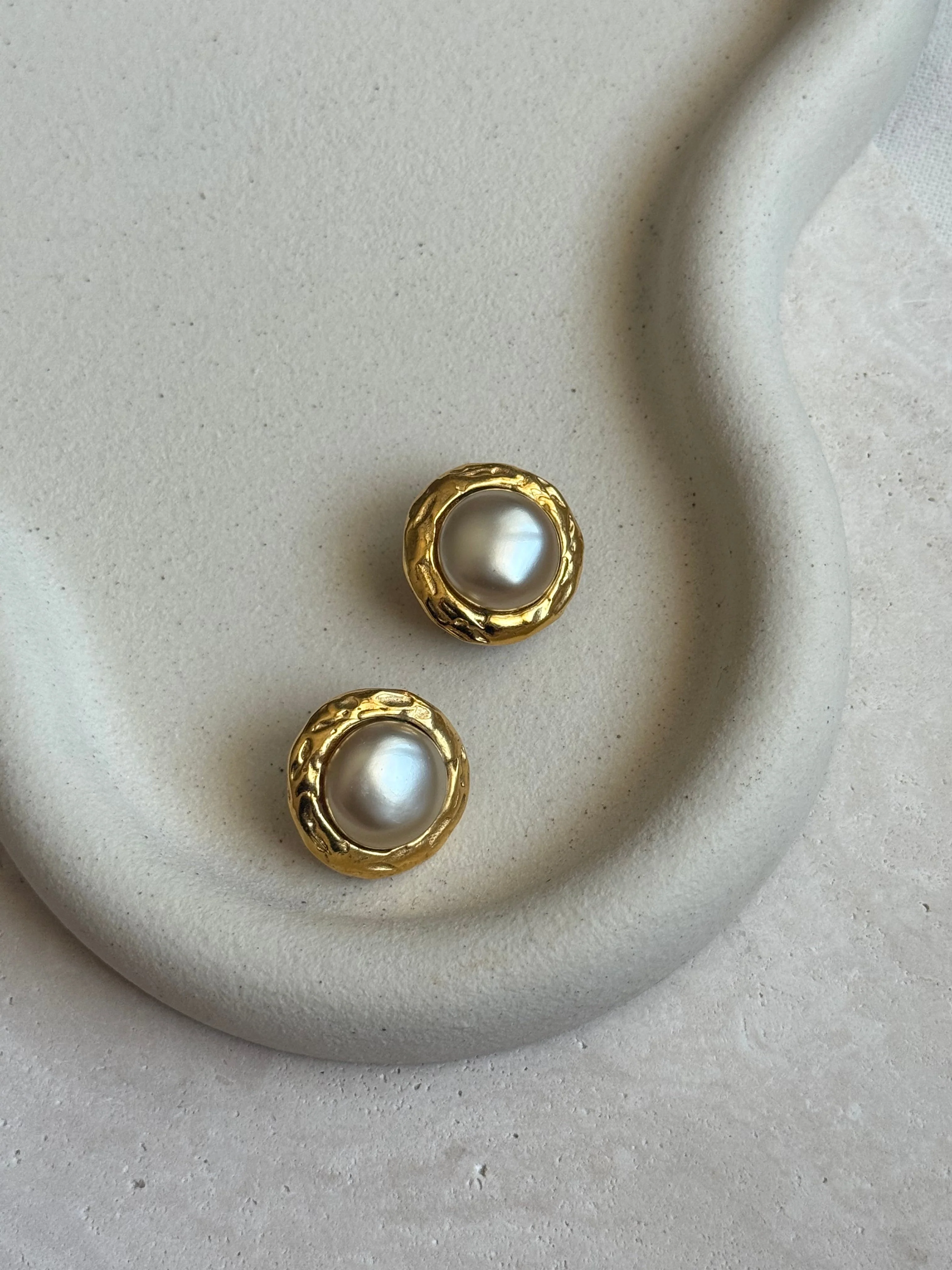 Boucles D’Oreilles Vintage Chanel - Perles Fantaisies - Image 3