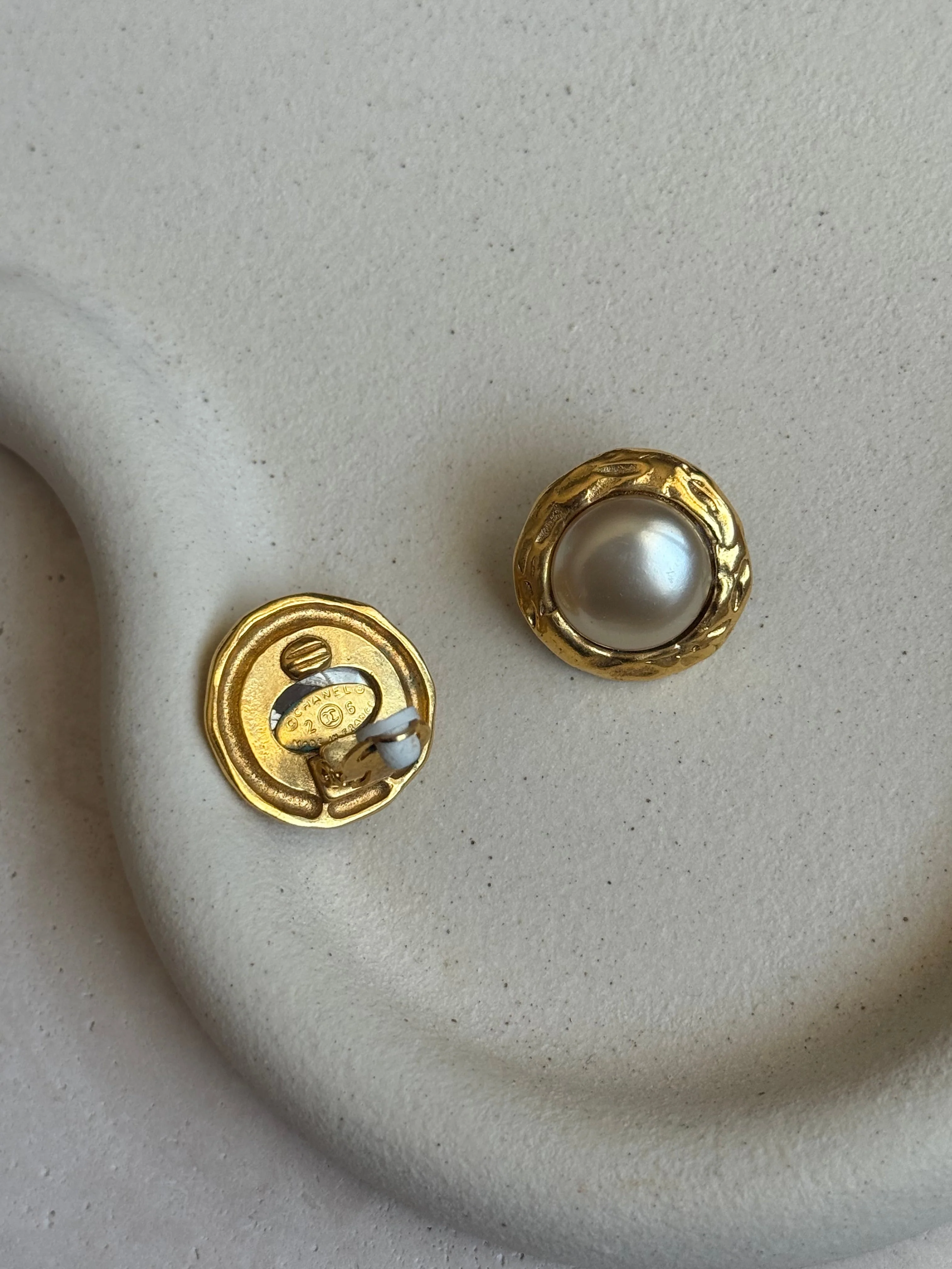 Boucles D’Oreilles Vintage Chanel - Perles Fantaisies - Image 4