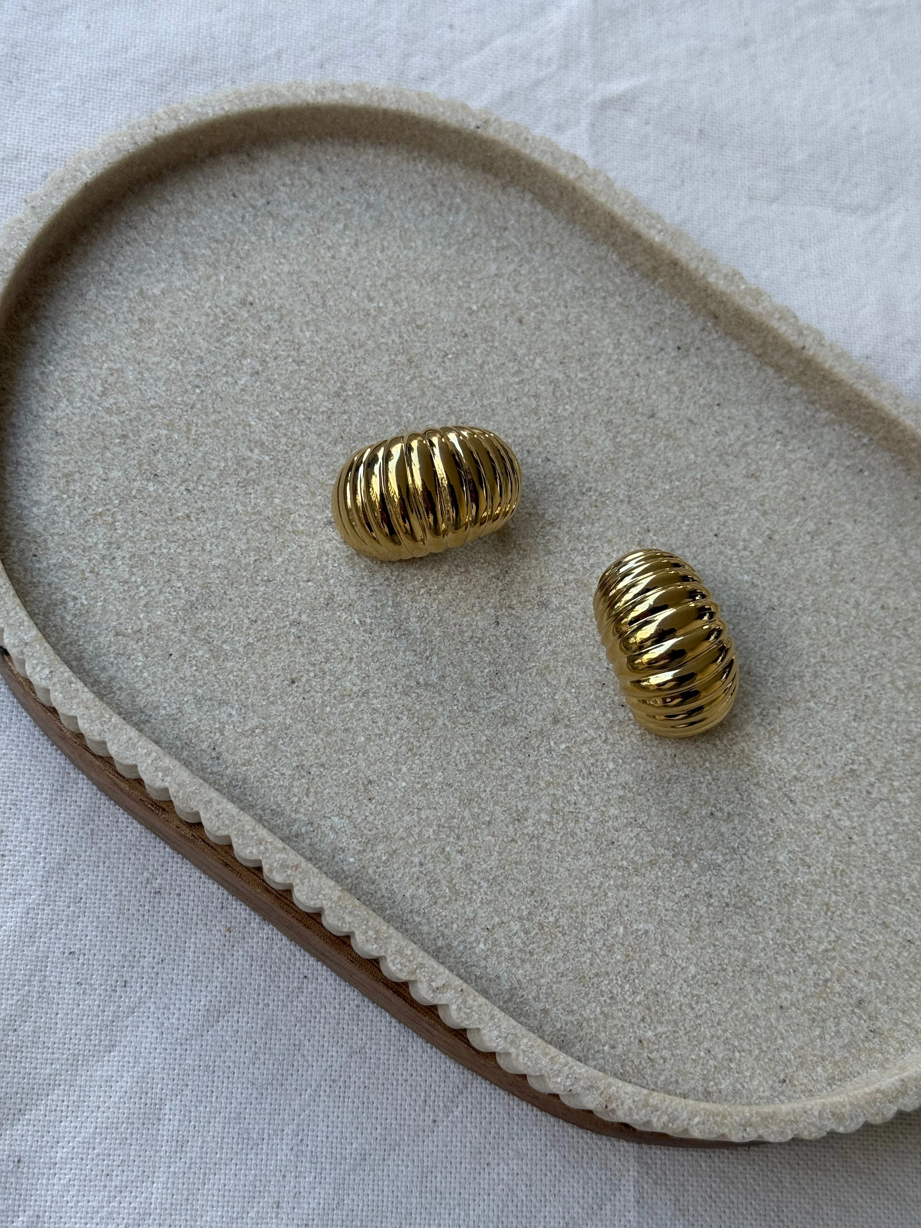 Boucles D’Oreilles Vintage - Créoles Striées Dorées - Image 2