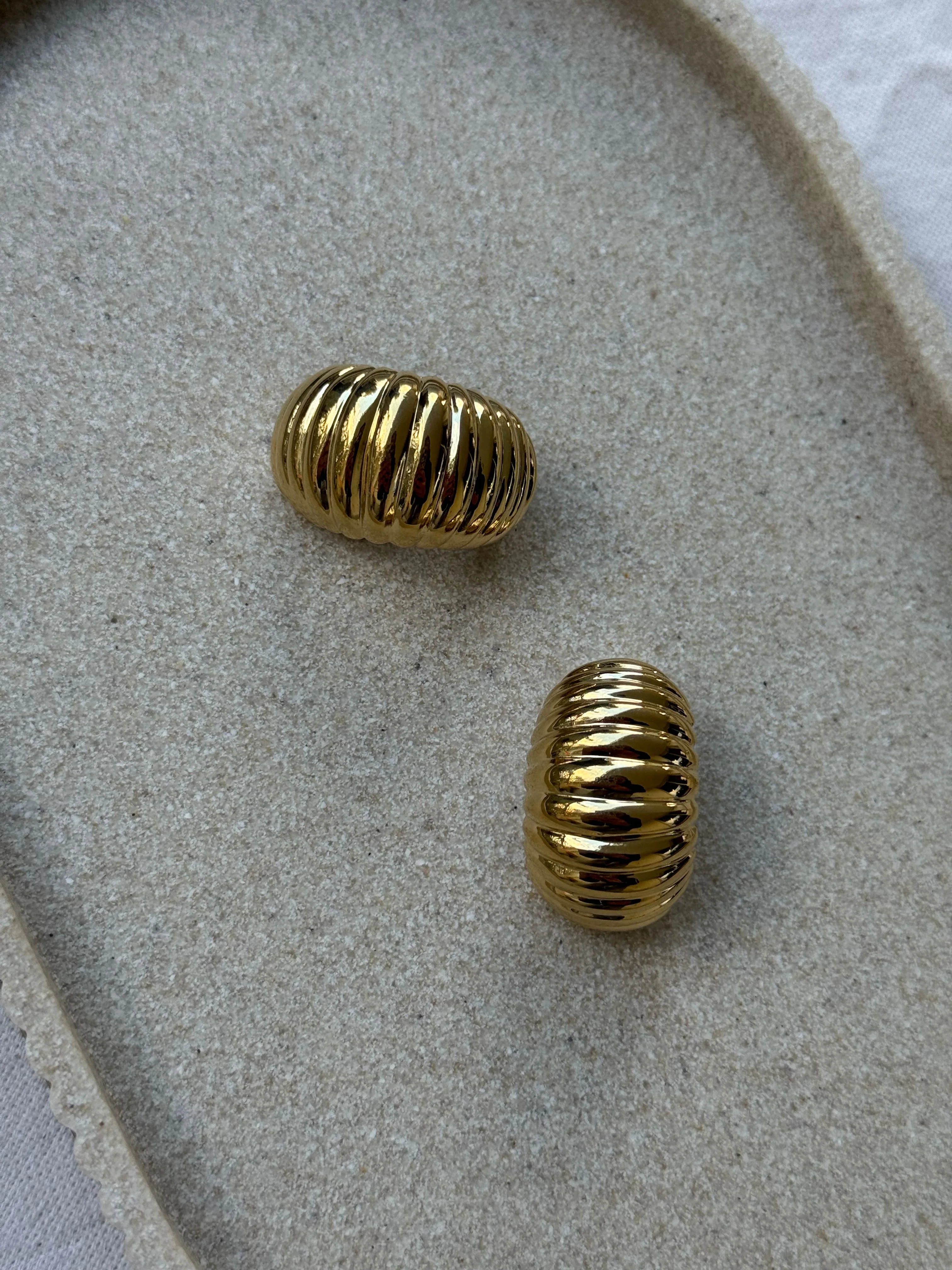 Boucles D’Oreilles Vintage - Créoles Striées Dorées - Image 3