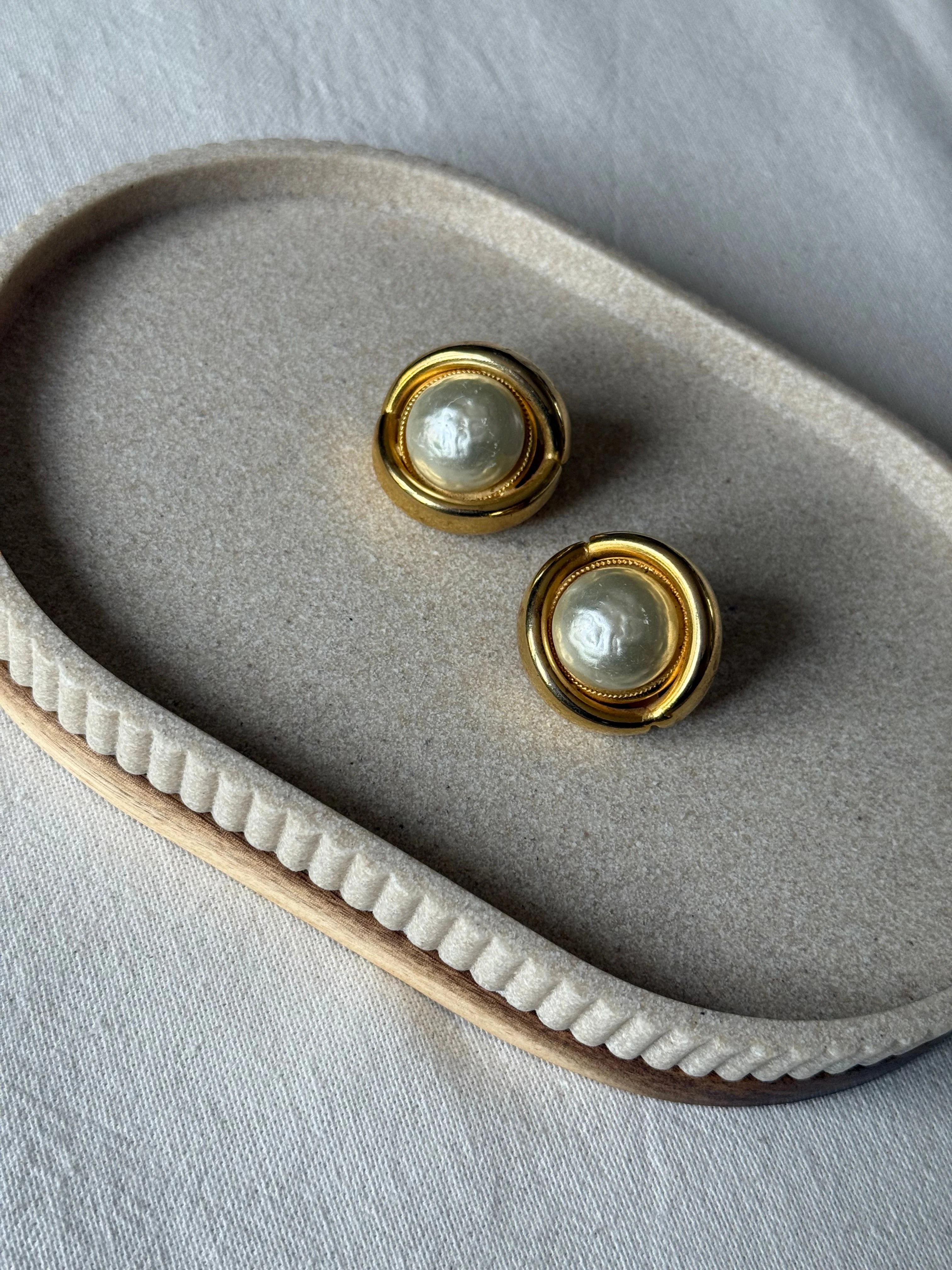 Boucles D’Oreilles Vintage - Dorées Et Perles Centrales - Image 2