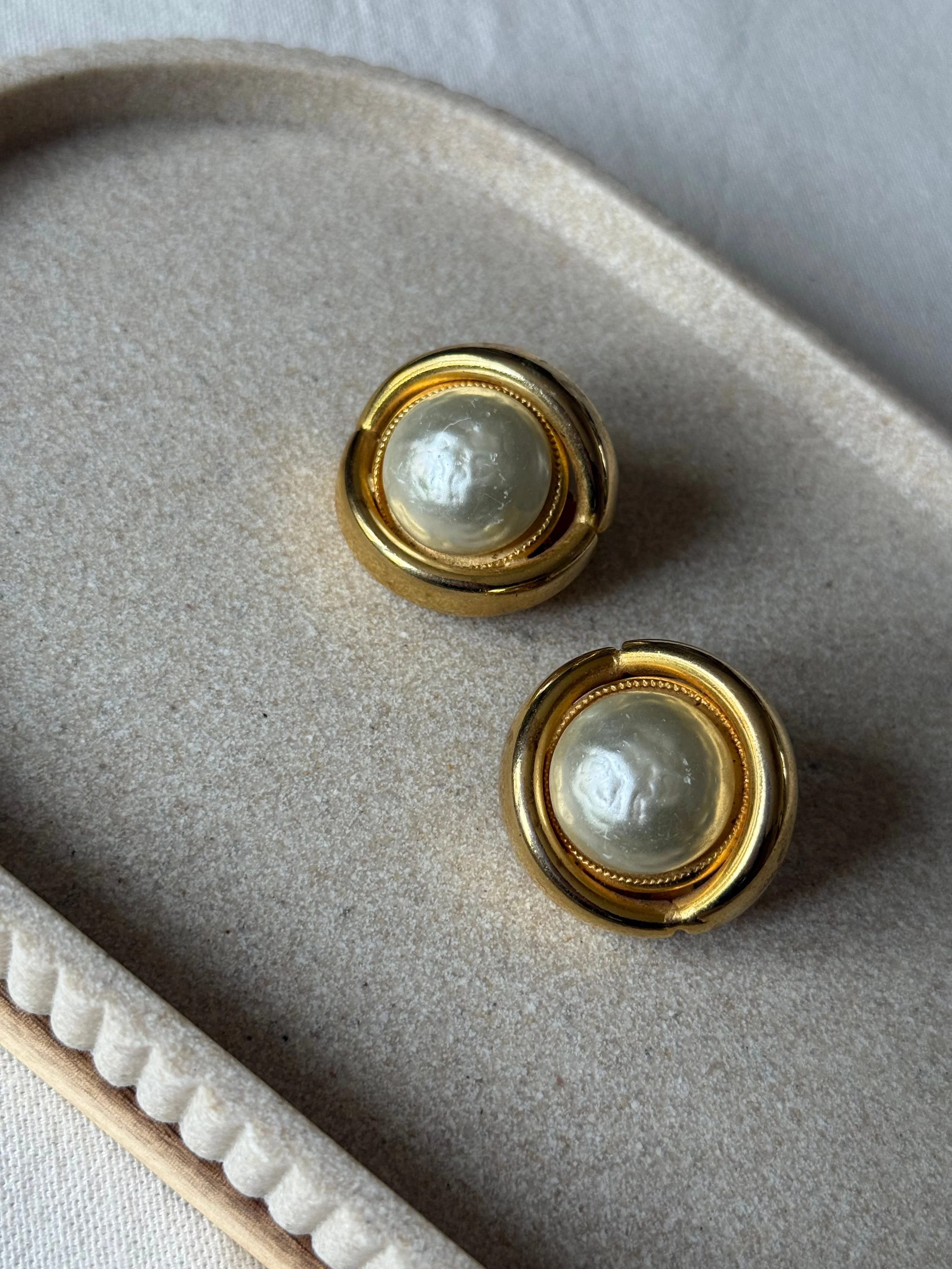 Boucles D’Oreilles Vintage - Dorées Et Perles Centrales - Image 3