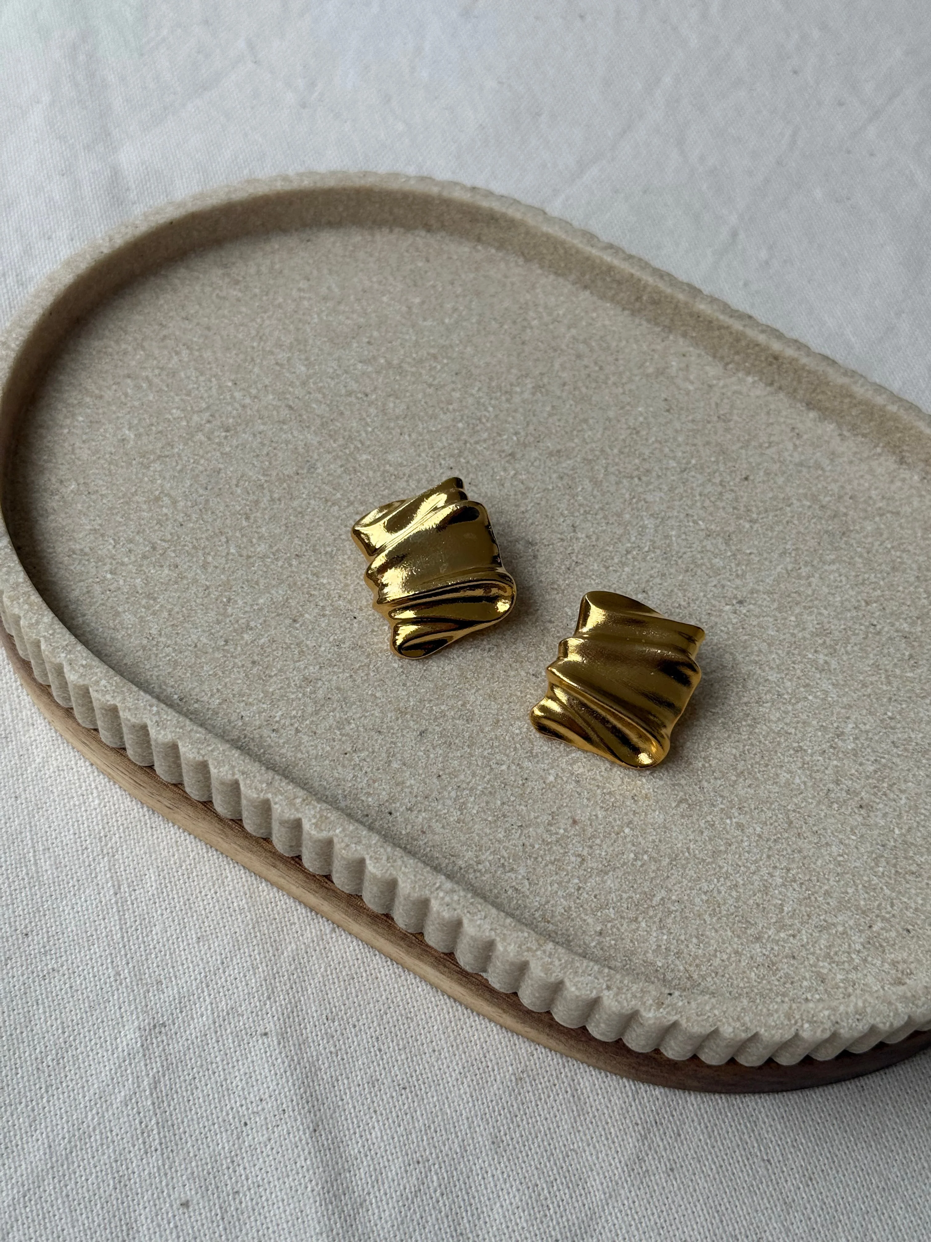 Boucles D’Oreilles Vintage - Drapées Dorées - Image 2