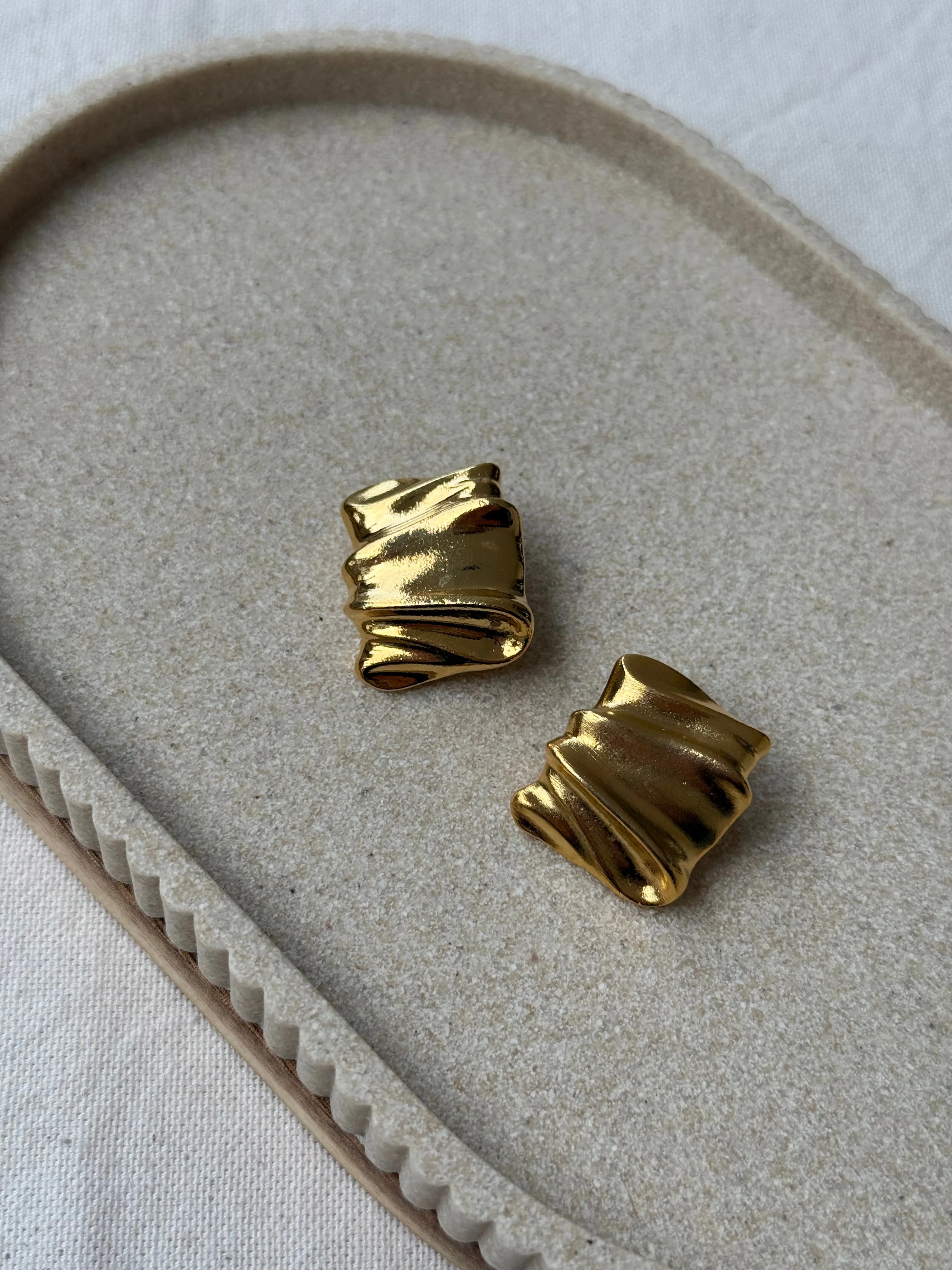 Boucles D’Oreilles Vintage - Drapées Dorées - Image 3
