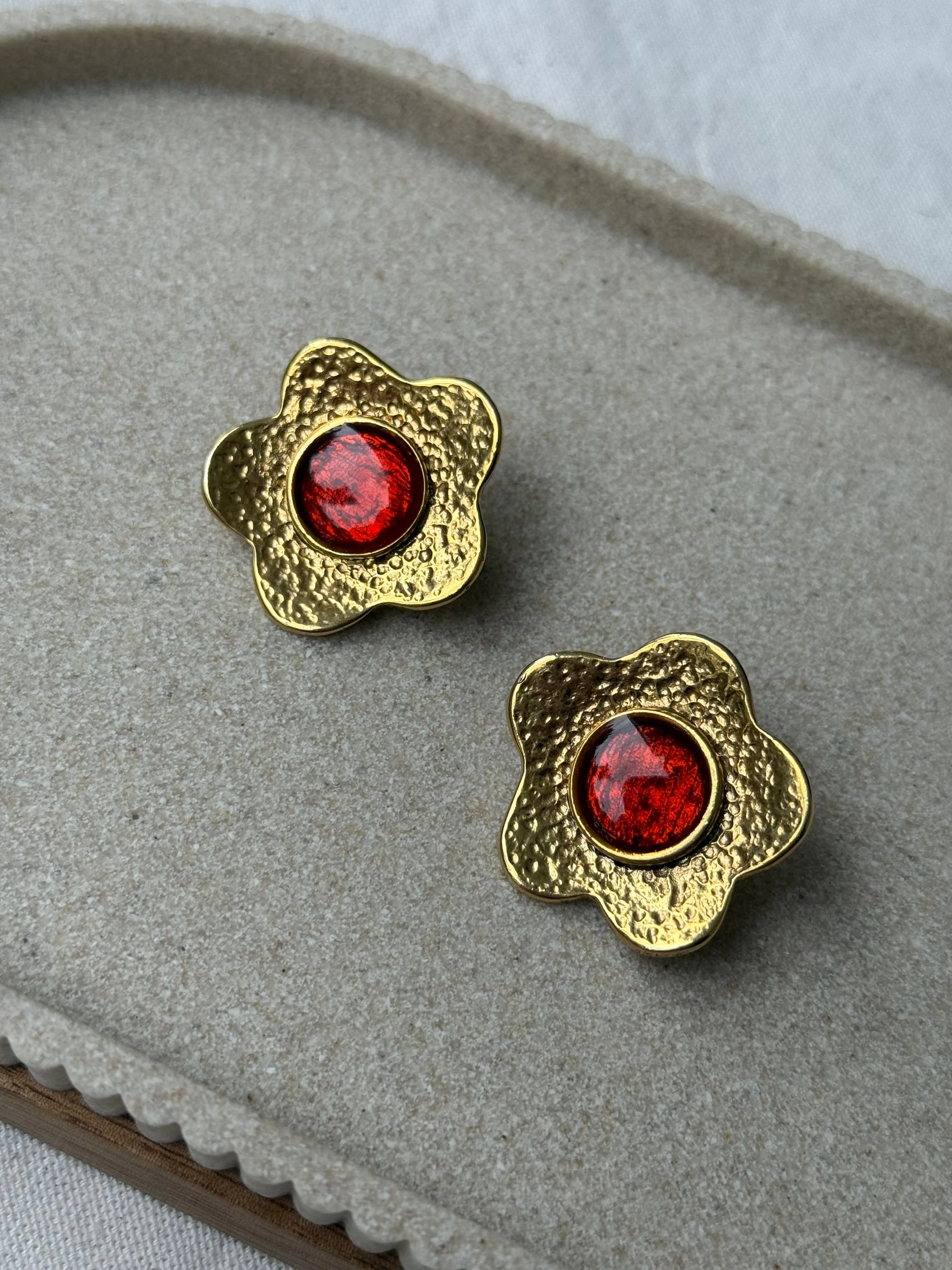 Boucles D’Oreilles Vintage - Fleurs Dorées Émaillé Ambré - Image 2