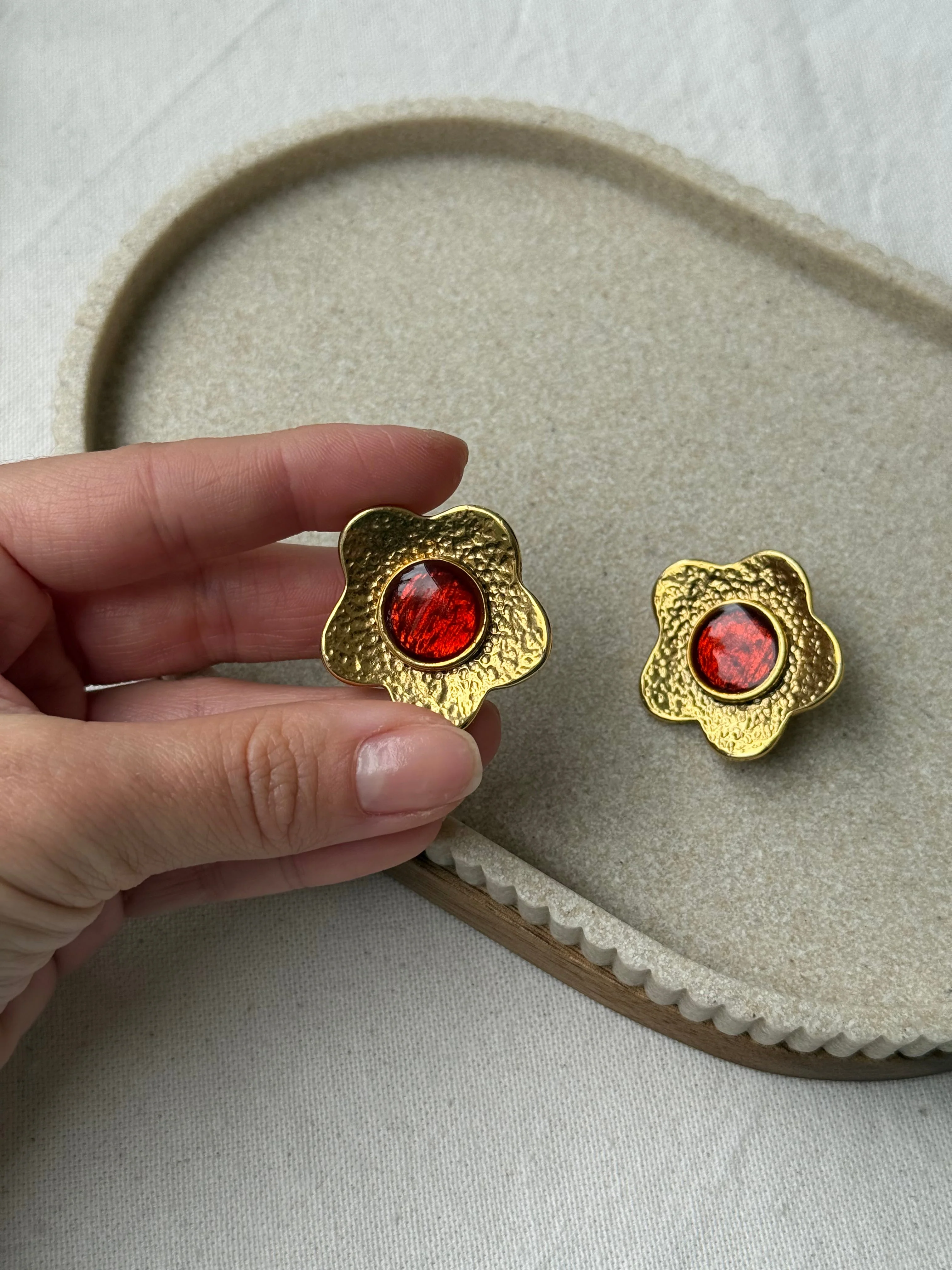 Boucles D’Oreilles Vintage - Fleurs Dorées Émaillé Ambré - Image 3