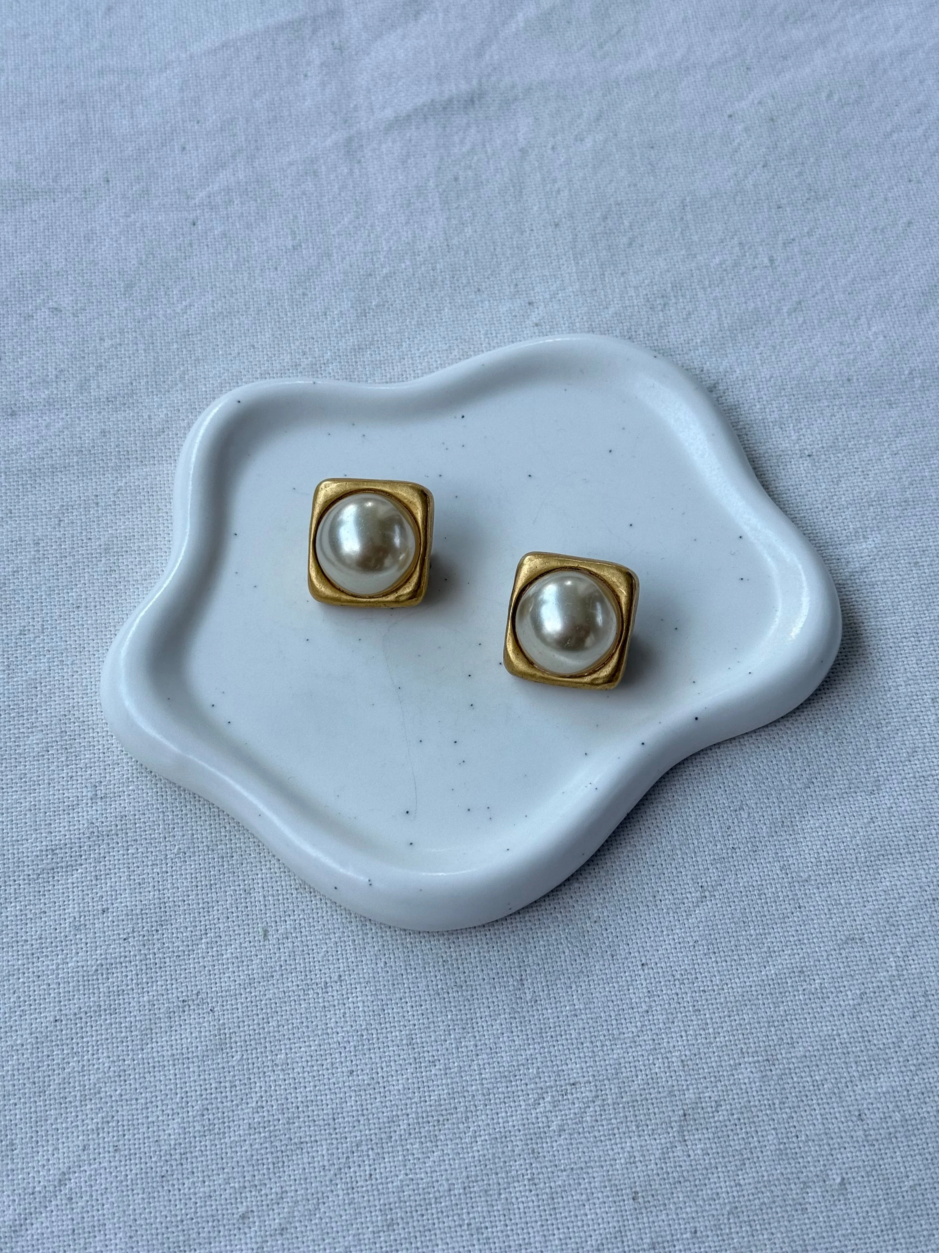 Boucles D’Oreilles Vintage - Monture Carrée Dorée Et Perle Fantaisie - Image 2