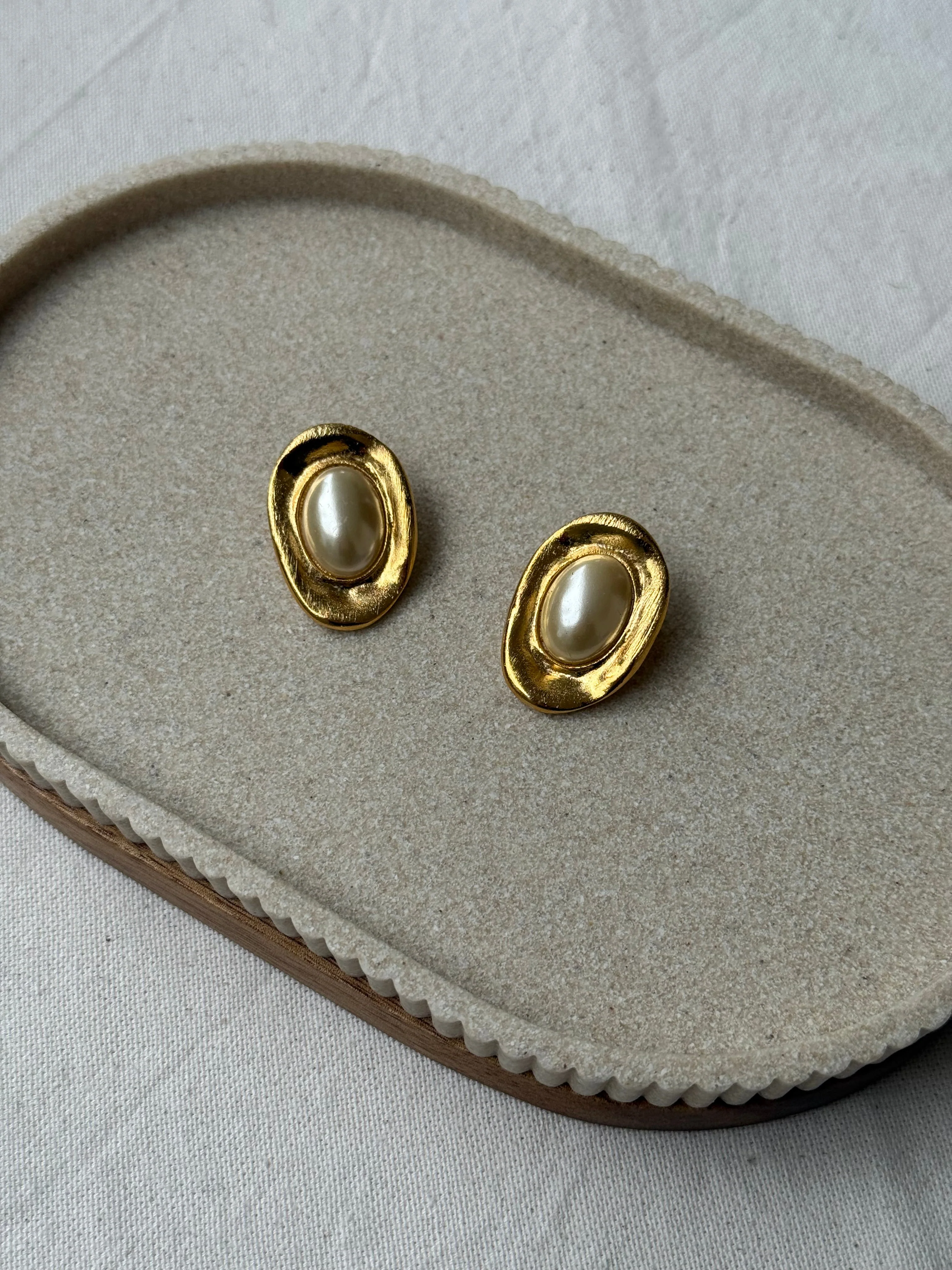 Boucles D’Oreilles Vintage - Ovales Dorées Et Perles - Image 2