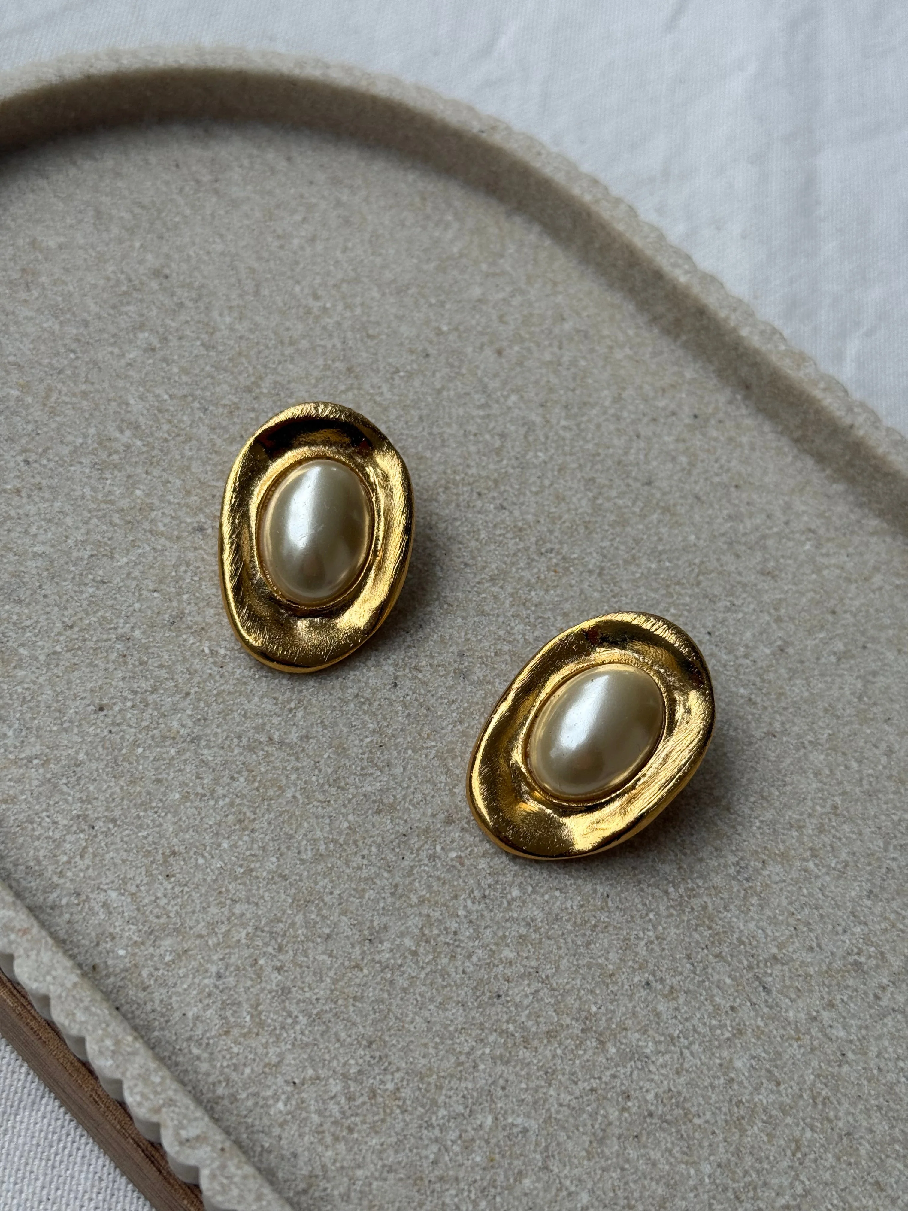 Boucles D’Oreilles Vintage - Ovales Dorées Et Perles - Image 3
