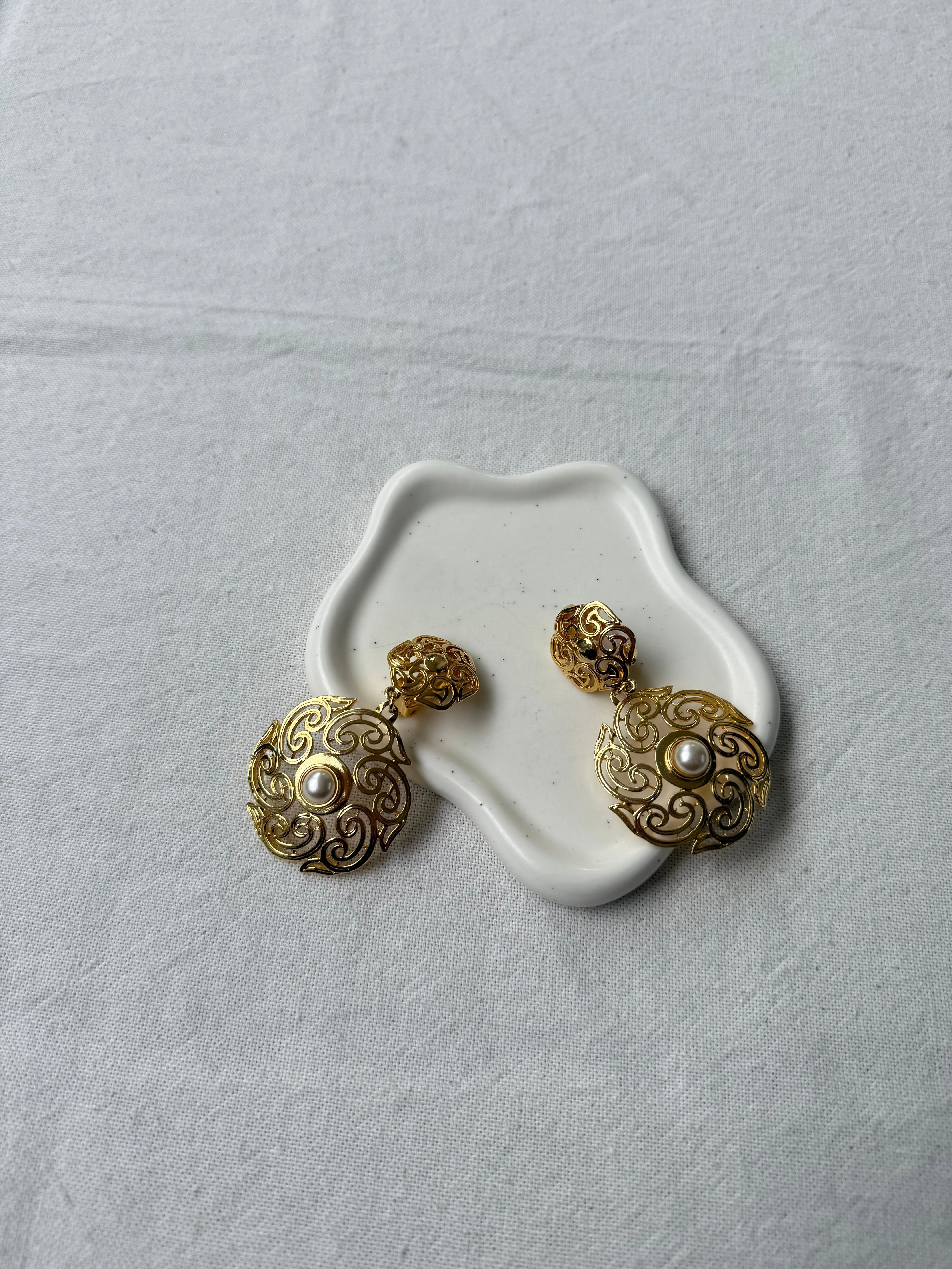 Boucles D’Oreilles Vintage - Pendantes Arabesques Et Perles - Image 2