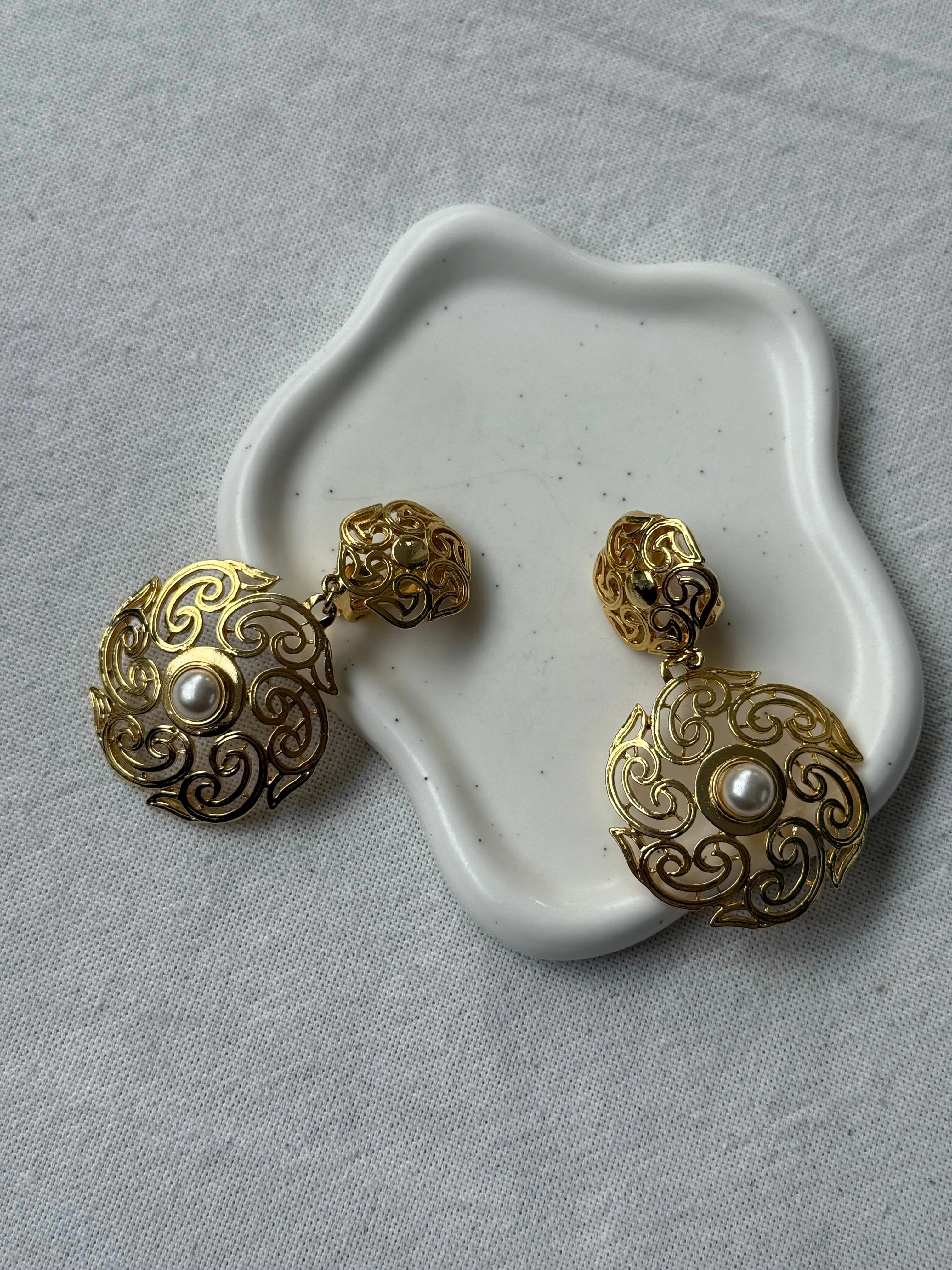 Boucles D’Oreilles Vintage - Pendantes Arabesques Et Perles - Image 3
