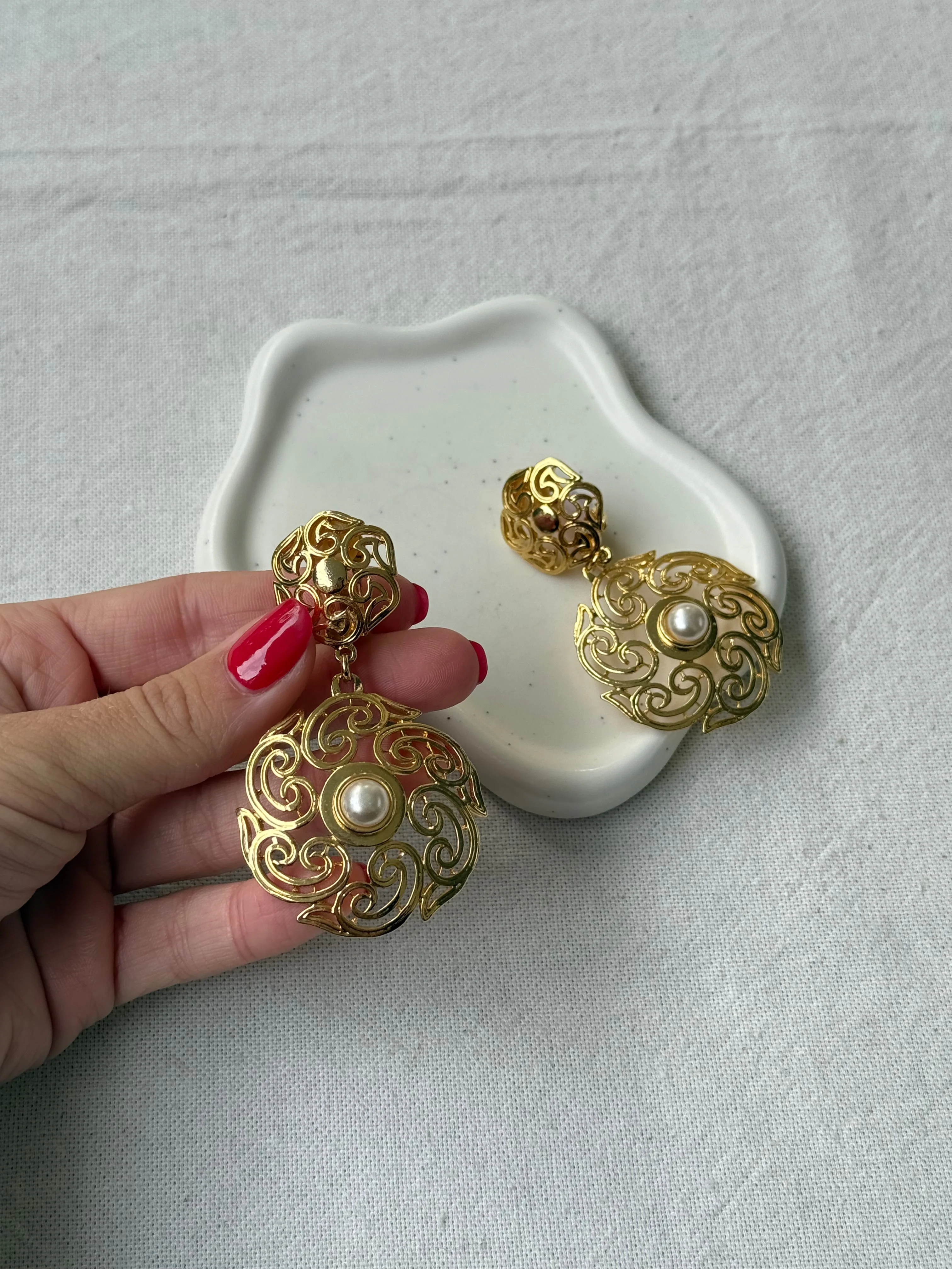 Boucles D’Oreilles Vintage - Pendantes Arabesques Et Perles - Image 4